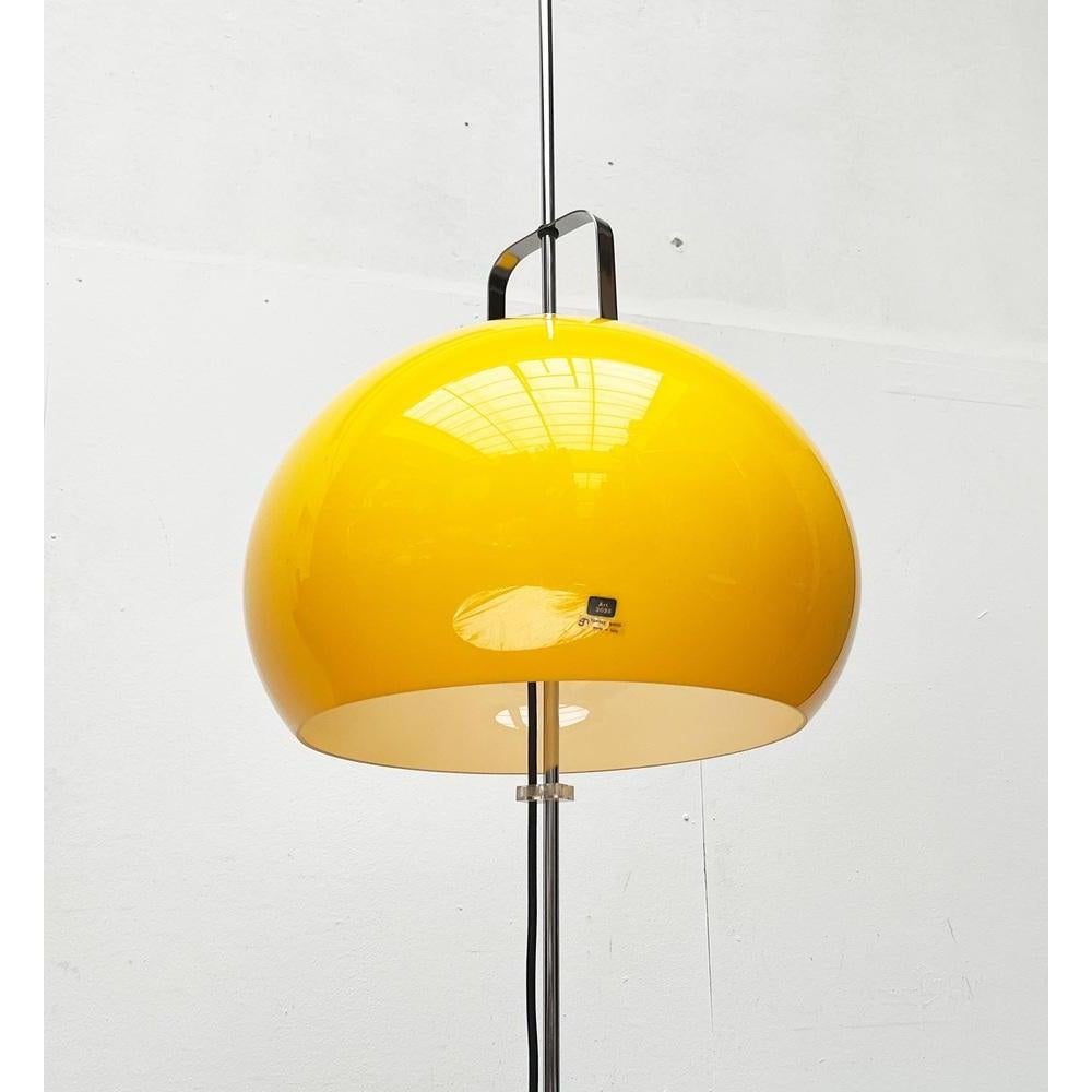 Lampadaire Lucerna jaune de l'ère spatiale italienne du milieu du siècle dernier de Guzzini, années 1960 en vente 3
