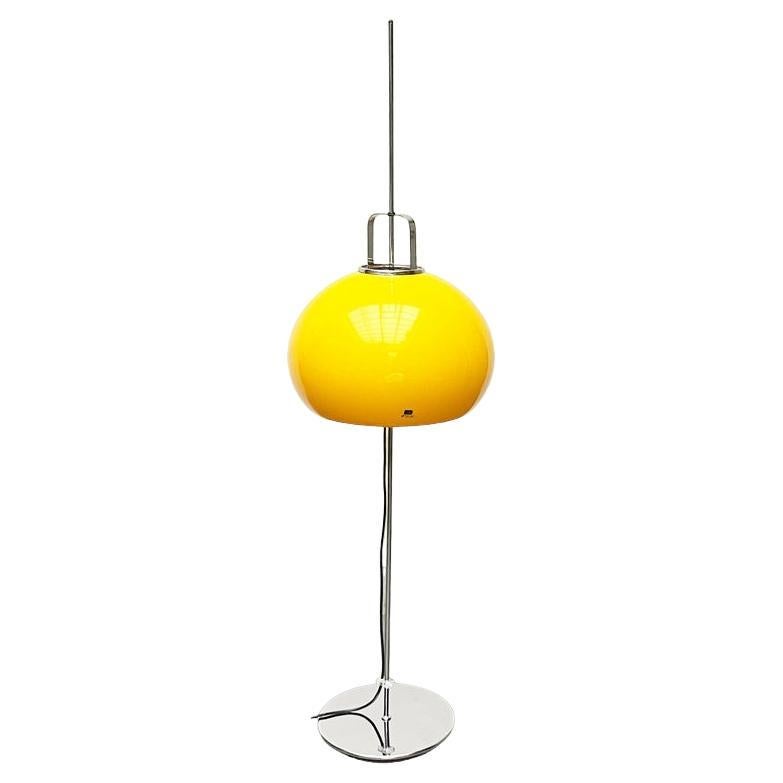 Lampadaire Lucerna jaune de l'ère spatiale italienne du milieu du siècle dernier de Guzzini, années 1960 en vente