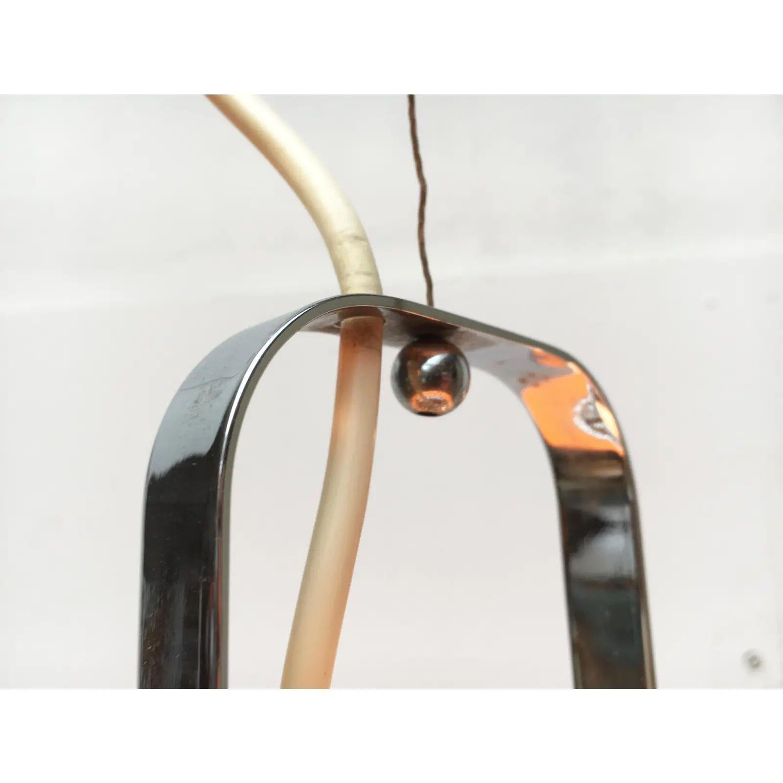 Lampada a sospensione di Harvey Guzzini basata su un disegno di Luigi Massoni degli anni '60.

Il caratteristico paralume in plastica è realizzato in arancione traslucido. In questo caso, lo spessore crescente del materiale rivela un gradiente di