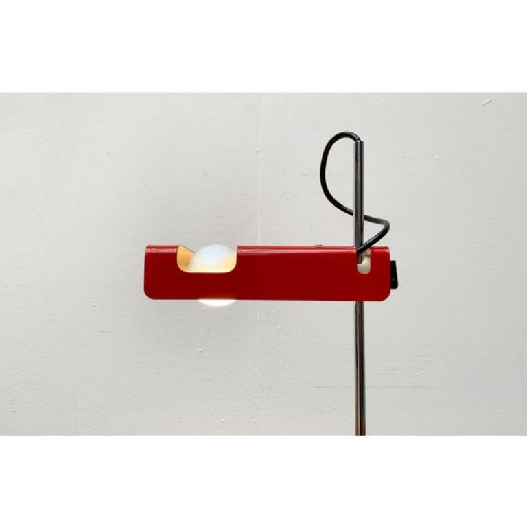 A design classic from oluce according to a design by joe colombo from the 1960s. Here is an earlier version with the original bayonet version and in the rare color red.

Another design by colombo that was ahead of its time. The light head consists
