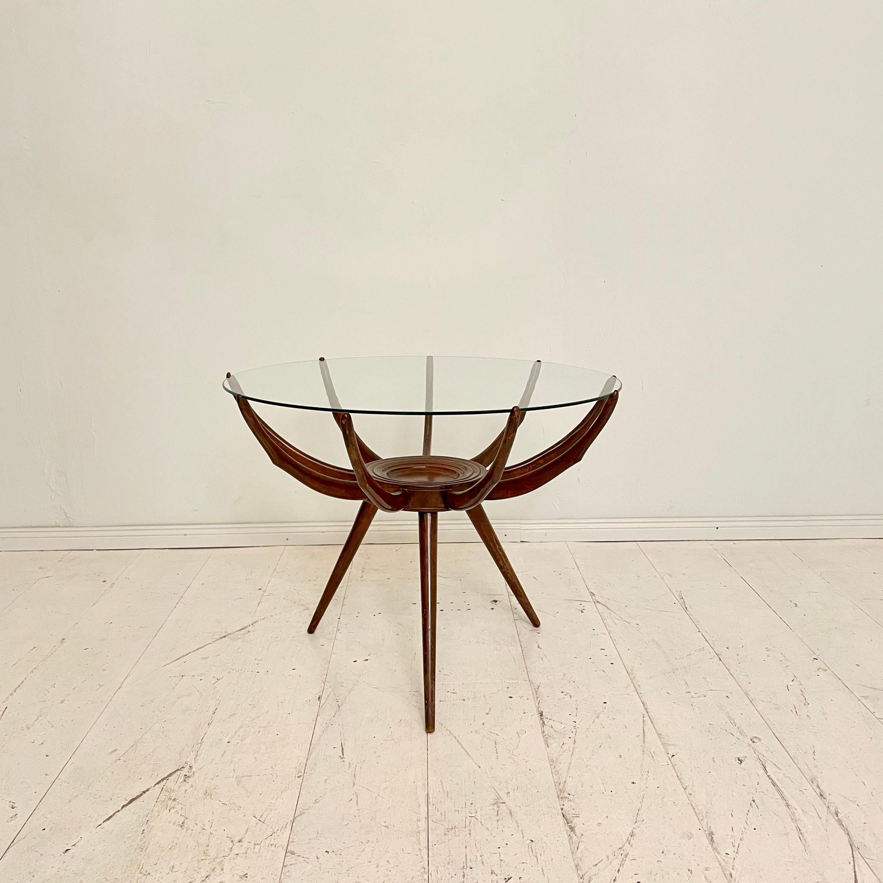 Cette magnifique table basse italienne du milieu du siècle dernier, réalisée par Carlo de Carli, a été fabriquée vers 1950.
La structure de la table rappelle les pieds insérés, d'où le nom de 