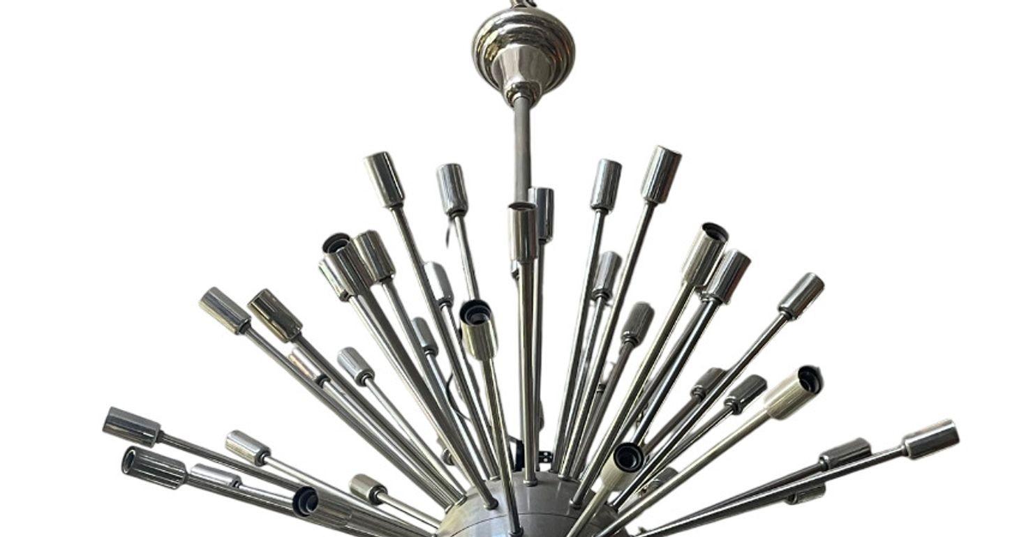 Un sorprendente lampadario Sputnik Modern del Mid-Century realizzato in Italia negli anni '70. Questo apparecchio dinamico è caratterizzato da una sfera centrale in acciaio spazzolato da cui partono aste cromate che si irradiano verso l'esterno
