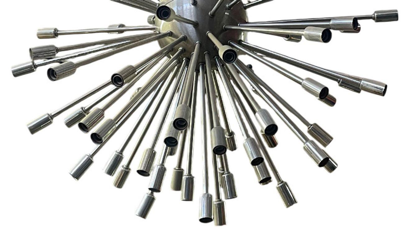Italiano Lampadario Sputnik italiano di metà secolo in cromo e acciaio spazzolato, anni '70. in vendita
