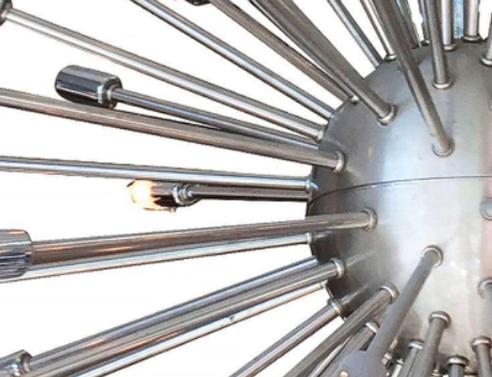Fine XX secolo Lampadario Sputnik italiano di metà secolo in cromo e acciaio spazzolato, anni '70. in vendita