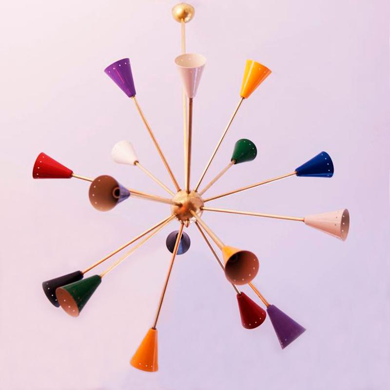 Lampada Sputnik in stile Stilnovo in ottone con 16 bracci di diverse lunghezze e paralumi in alluminio smaltato multicolore. Adatto per lampadine E14. 

Il nostro obiettivo principale è la soddisfazione del cliente, per questo includiamo