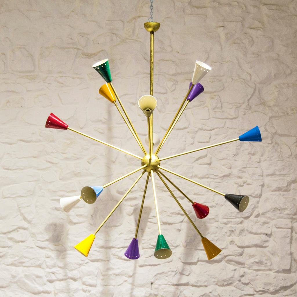 Smaltato Lampada Sputnik in ottone in stile Stilnovo del Medio Evo in vendita