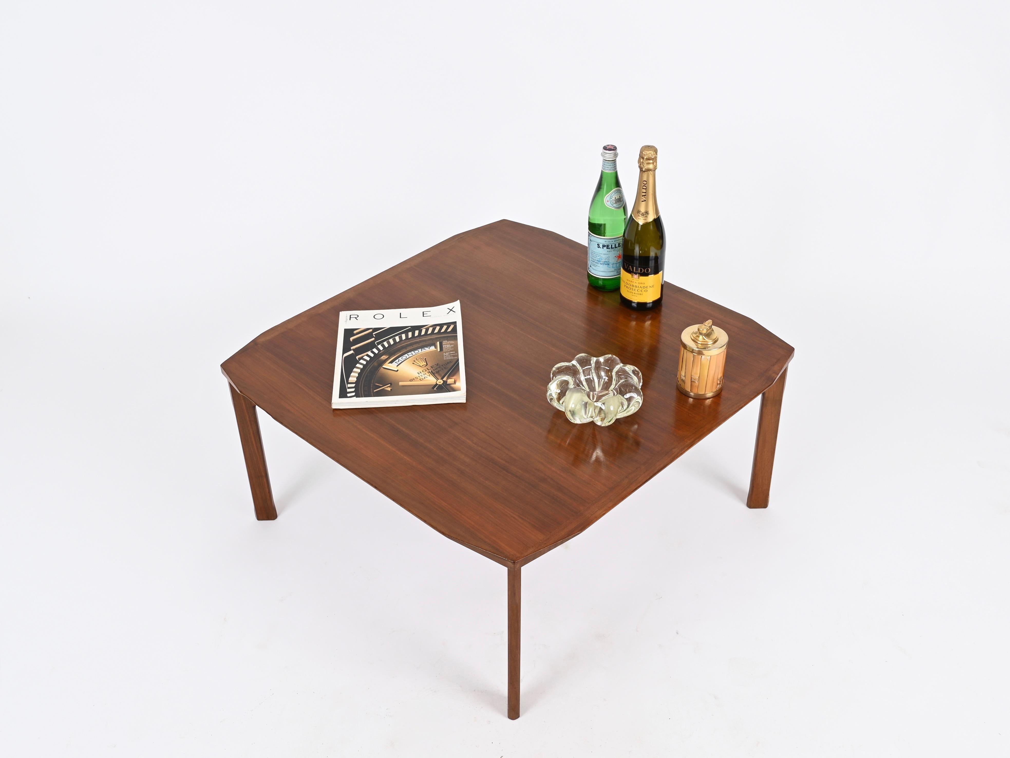 Italienischer quadratischer Couchtisch aus abgeschrägtem Nussbaumholz aus der Jahrhundertmitte, Stildomus, 1960er Jahre im Angebot 3