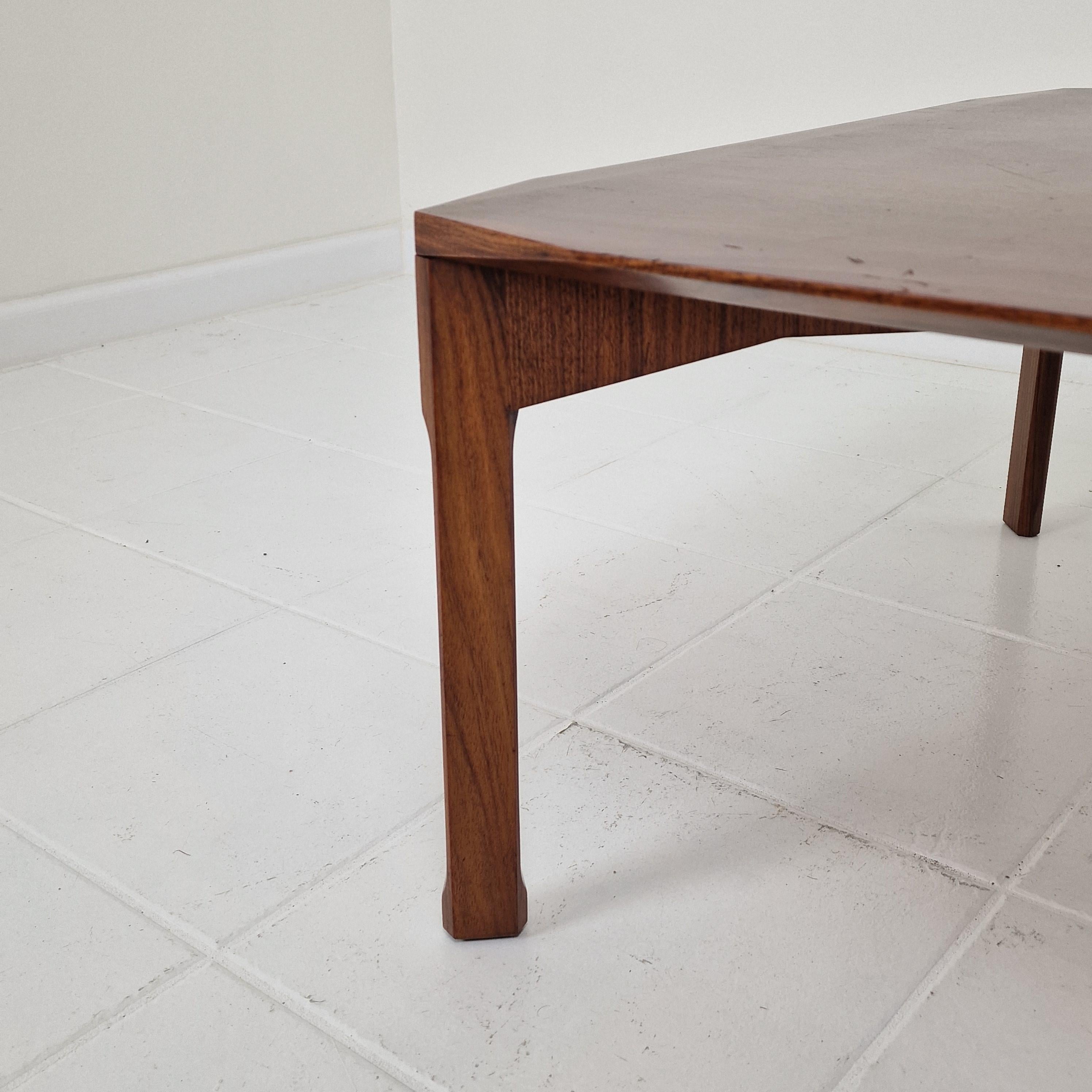 Italienischer quadratischer Couchtisch aus abgeschrägtem Nussbaumholz aus der Jahrhundertmitte, Stildomus, 1960er Jahre im Angebot 4
