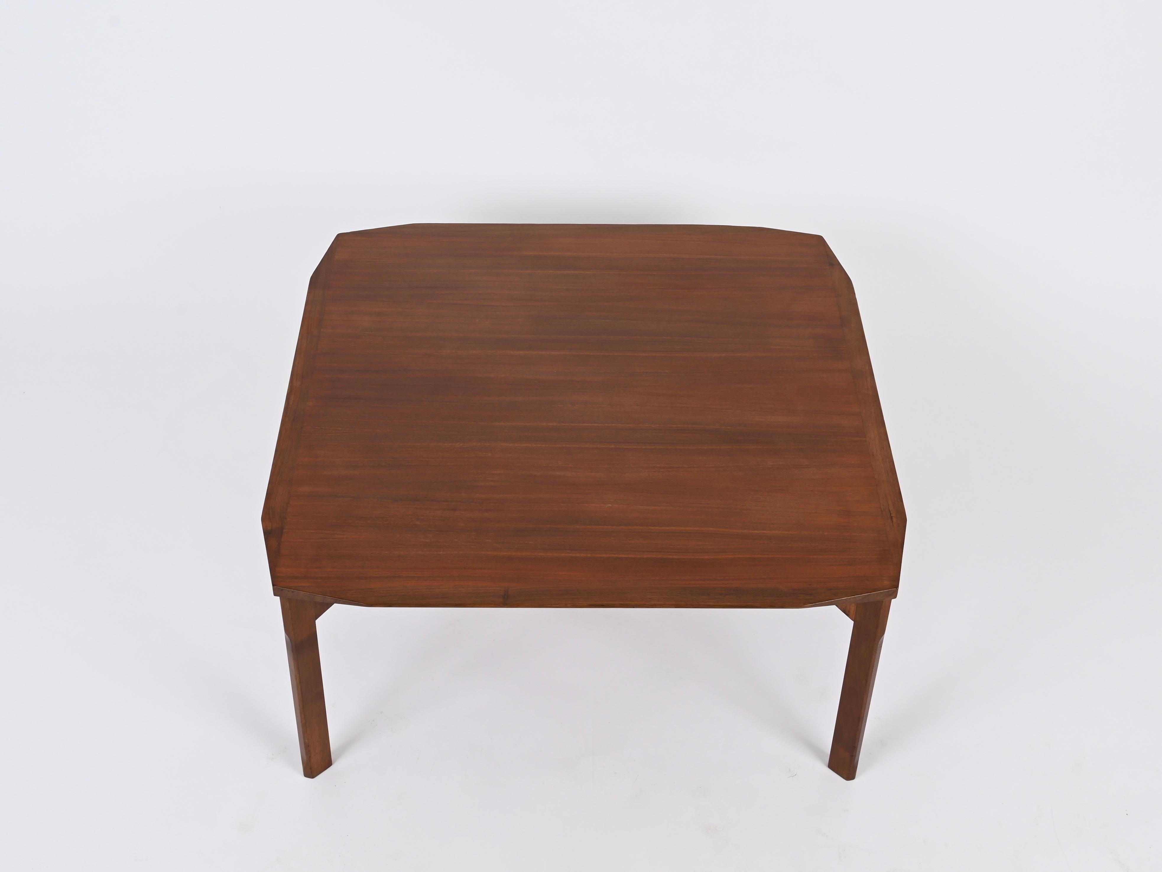 Italienischer quadratischer Couchtisch aus abgeschrägtem Nussbaumholz aus der Jahrhundertmitte, Stildomus, 1960er Jahre im Angebot 4