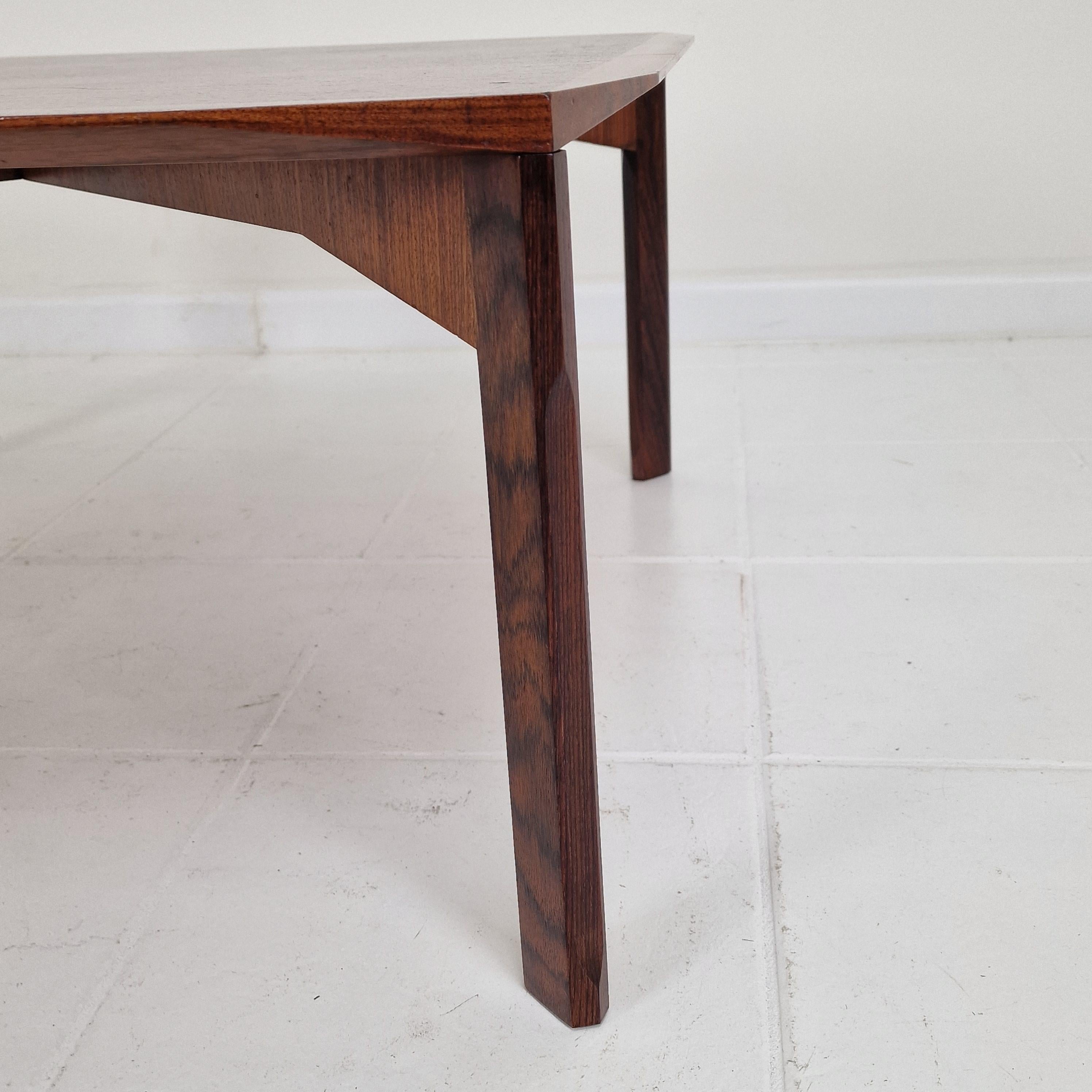 Italienischer quadratischer Couchtisch aus abgeschrägtem Nussbaumholz aus der Jahrhundertmitte, Stildomus, 1960er Jahre im Angebot 5
