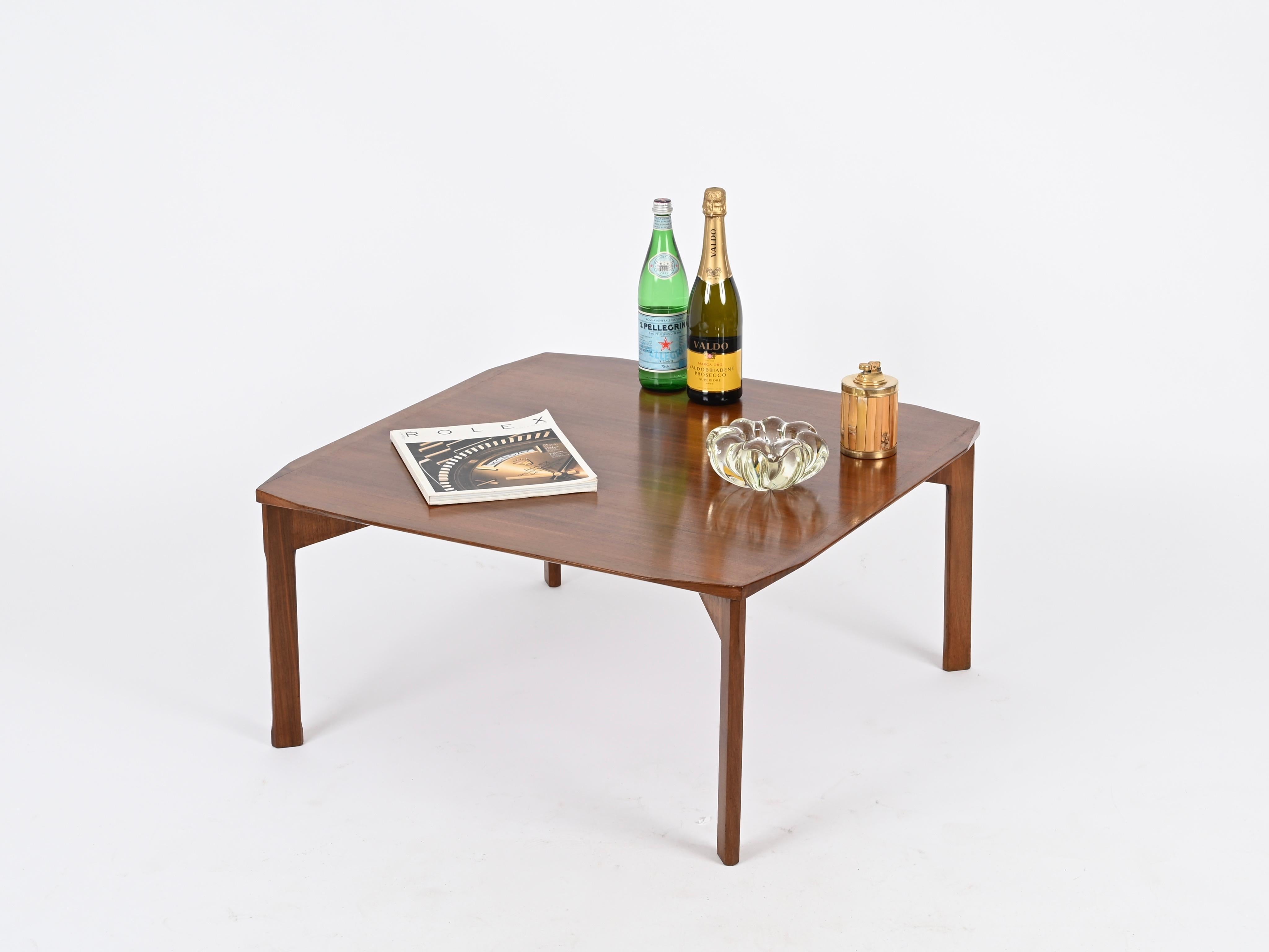 Italienischer quadratischer Couchtisch aus abgeschrägtem Nussbaumholz aus der Jahrhundertmitte, Stildomus, 1960er Jahre im Angebot 5