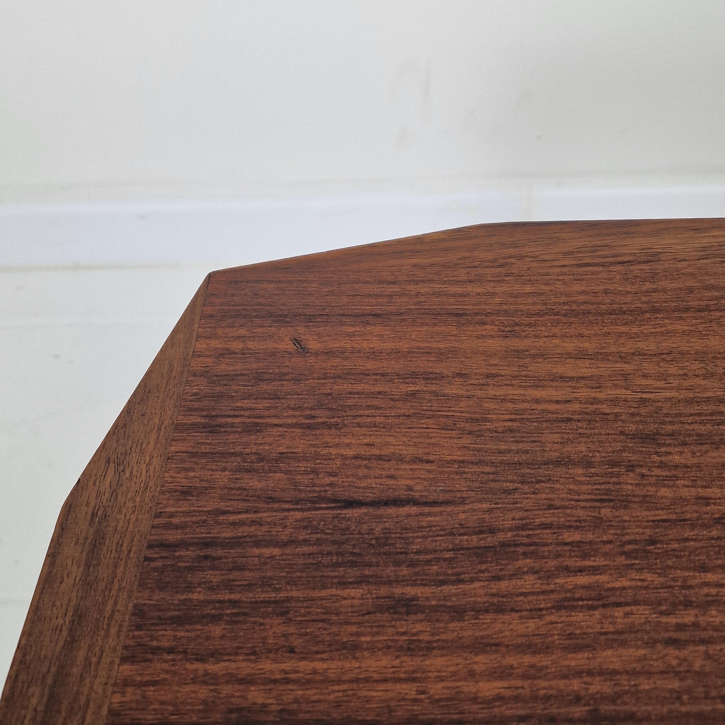 Italienischer quadratischer Couchtisch aus abgeschrägtem Nussbaumholz aus der Jahrhundertmitte, Stildomus, 1960er Jahre im Angebot 6