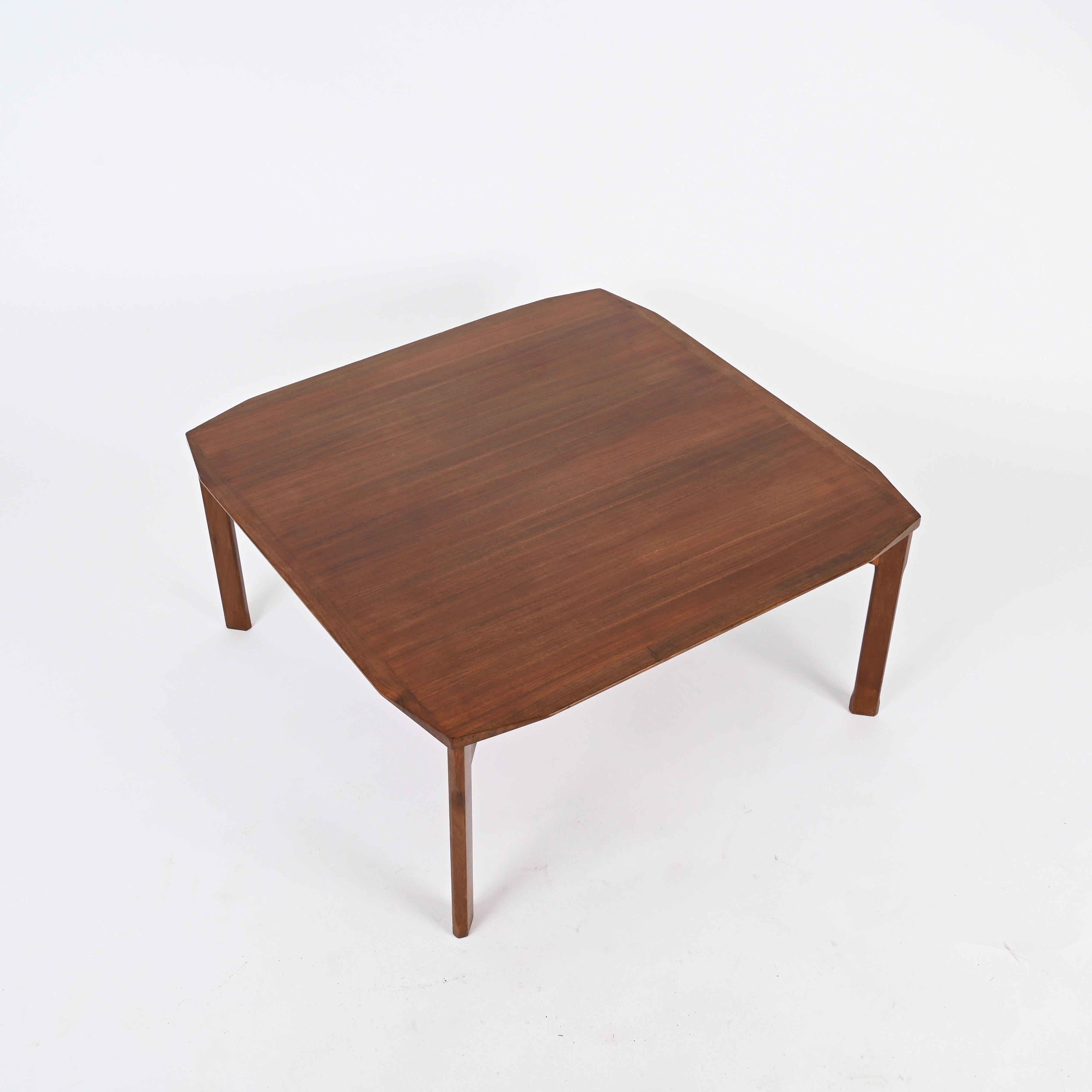 Italienischer quadratischer Couchtisch aus abgeschrägtem Nussbaumholz aus der Jahrhundertmitte, Stildomus, 1960er Jahre im Angebot 6