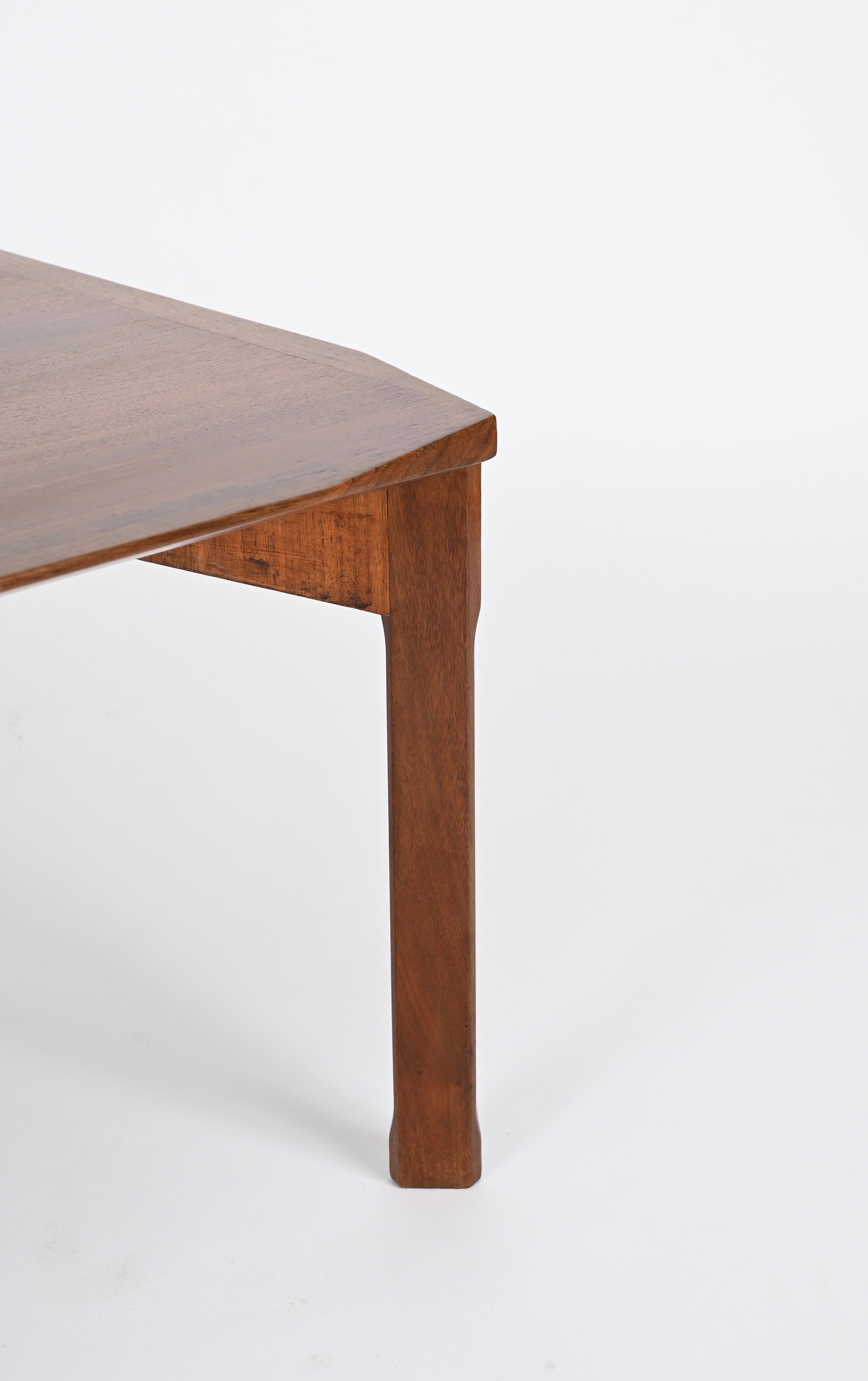 Italienischer quadratischer Couchtisch aus abgeschrägtem Nussbaumholz aus der Jahrhundertmitte, Stildomus, 1960er Jahre im Angebot 7