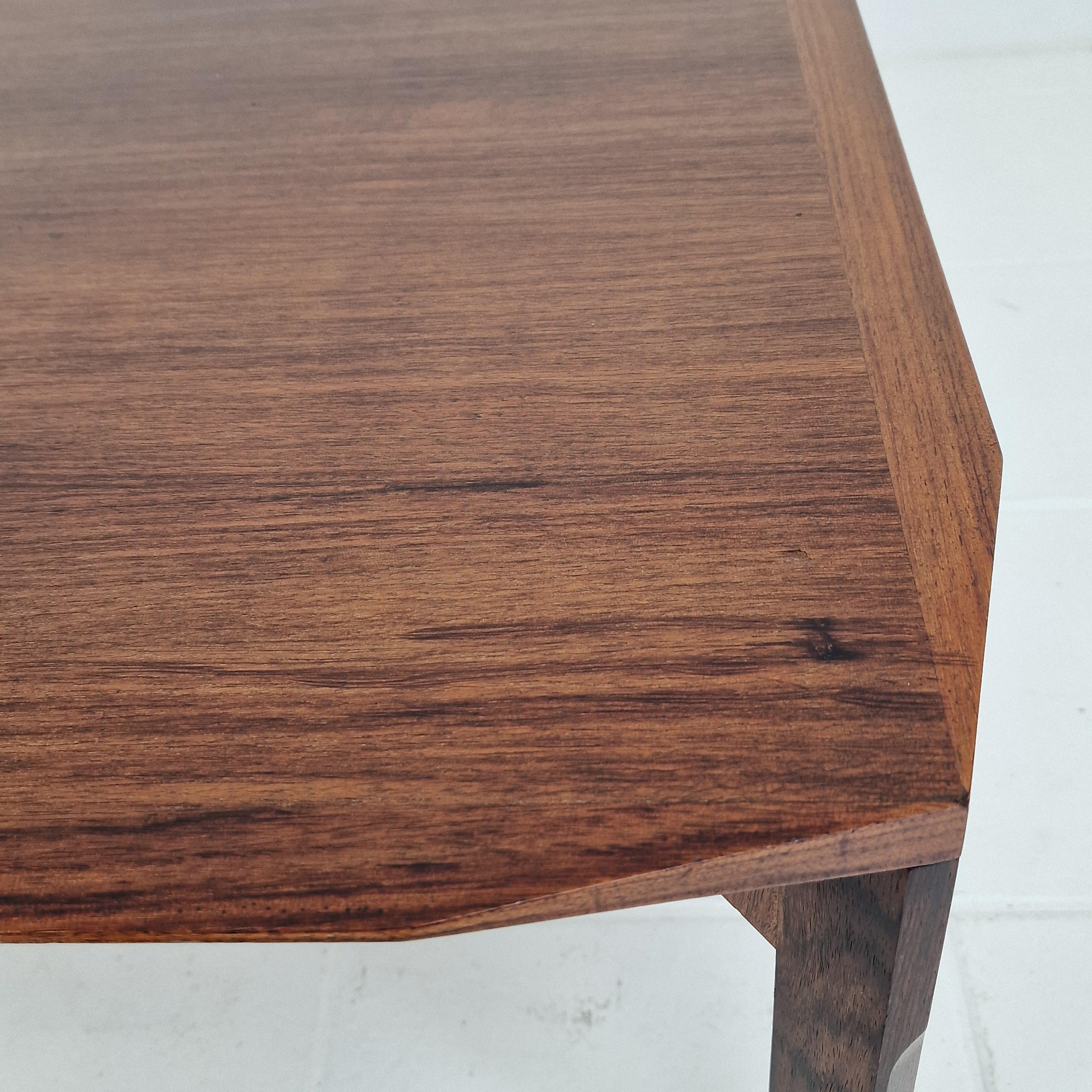 Italienischer quadratischer Couchtisch aus abgeschrägtem Nussbaumholz aus der Jahrhundertmitte, Stildomus, 1960er Jahre im Angebot 8