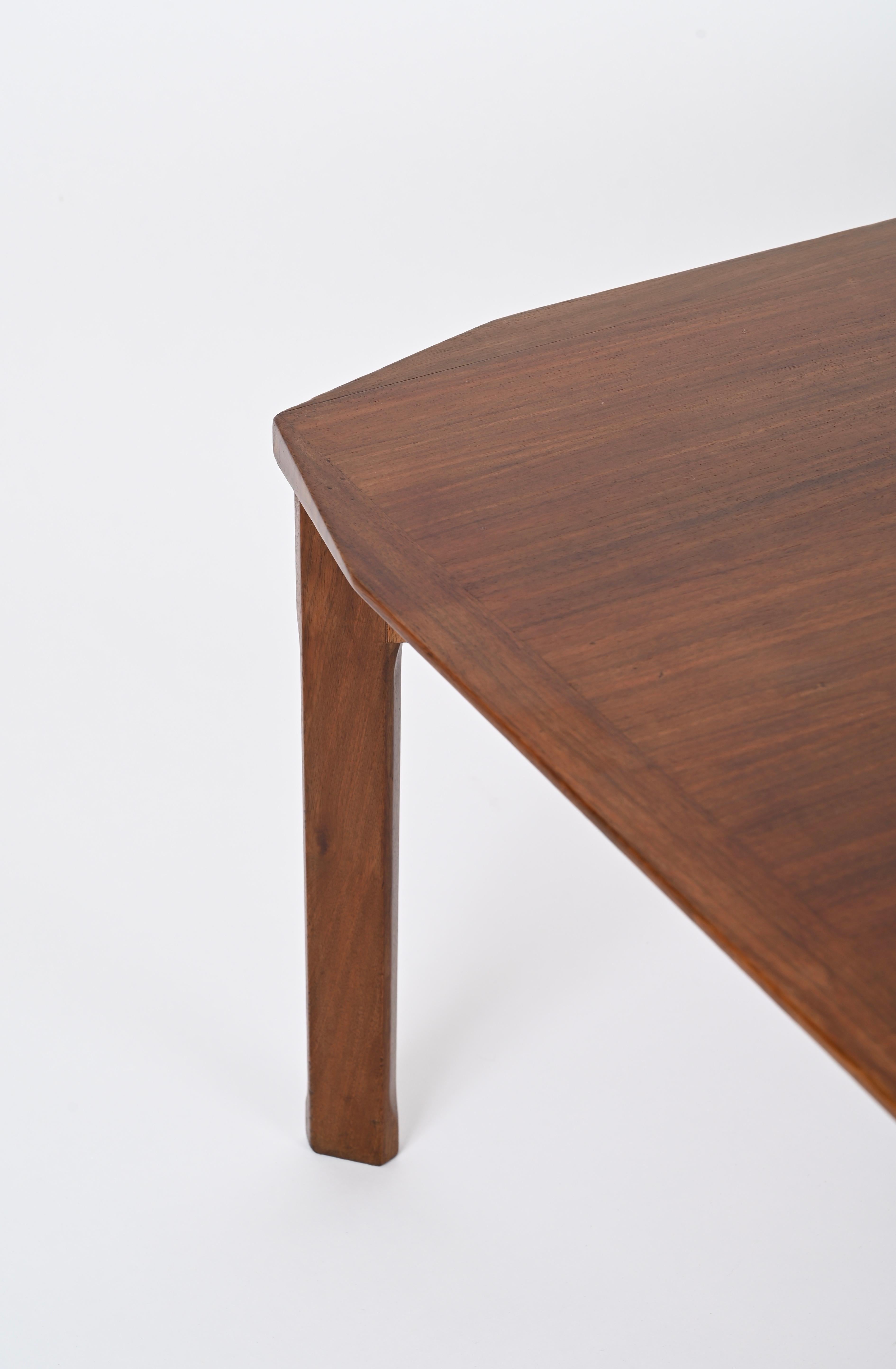 Italienischer quadratischer Couchtisch aus abgeschrägtem Nussbaumholz aus der Jahrhundertmitte, Stildomus, 1960er Jahre im Angebot 8