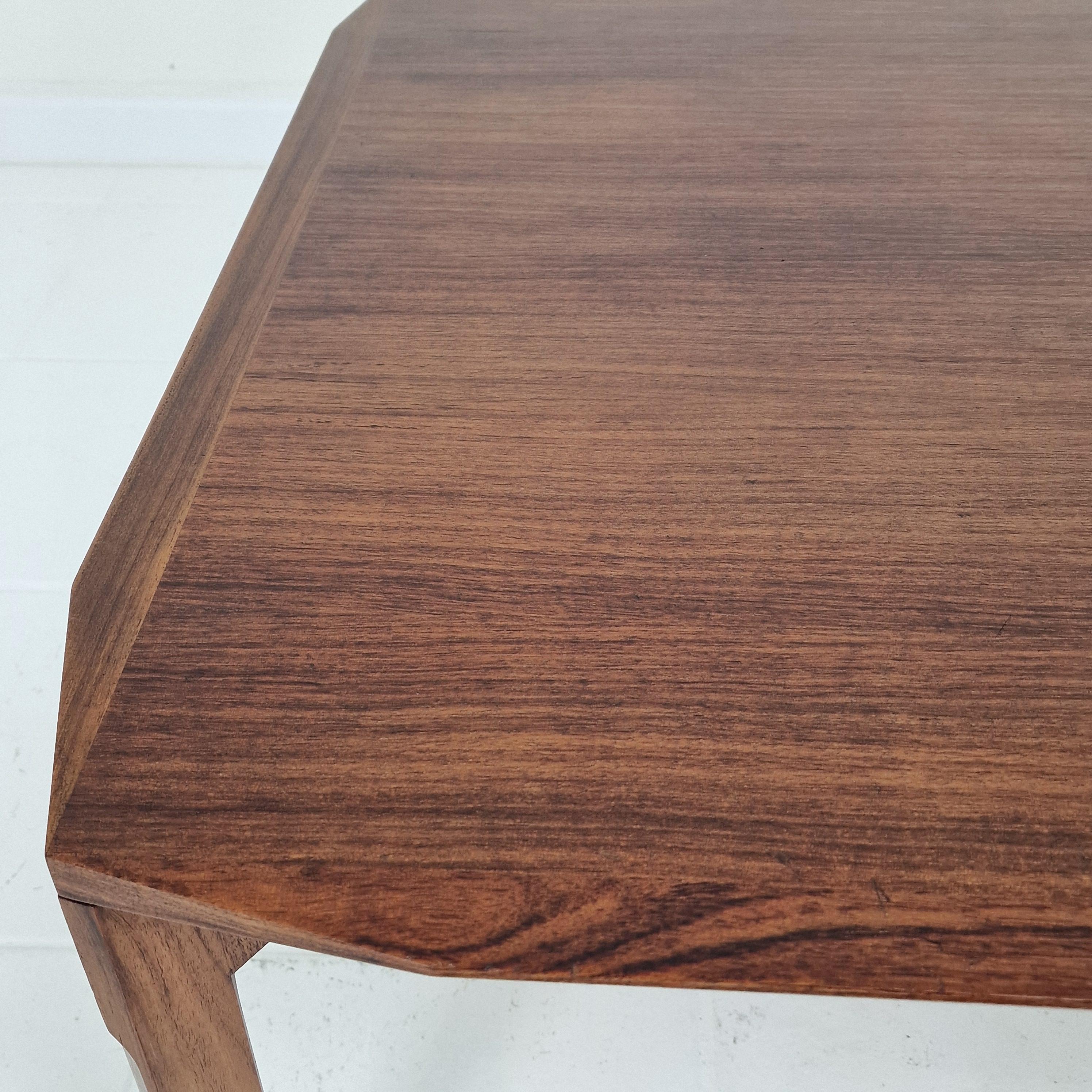 Italienischer quadratischer Couchtisch aus abgeschrägtem Nussbaumholz aus der Jahrhundertmitte, Stildomus, 1960er Jahre im Angebot 9