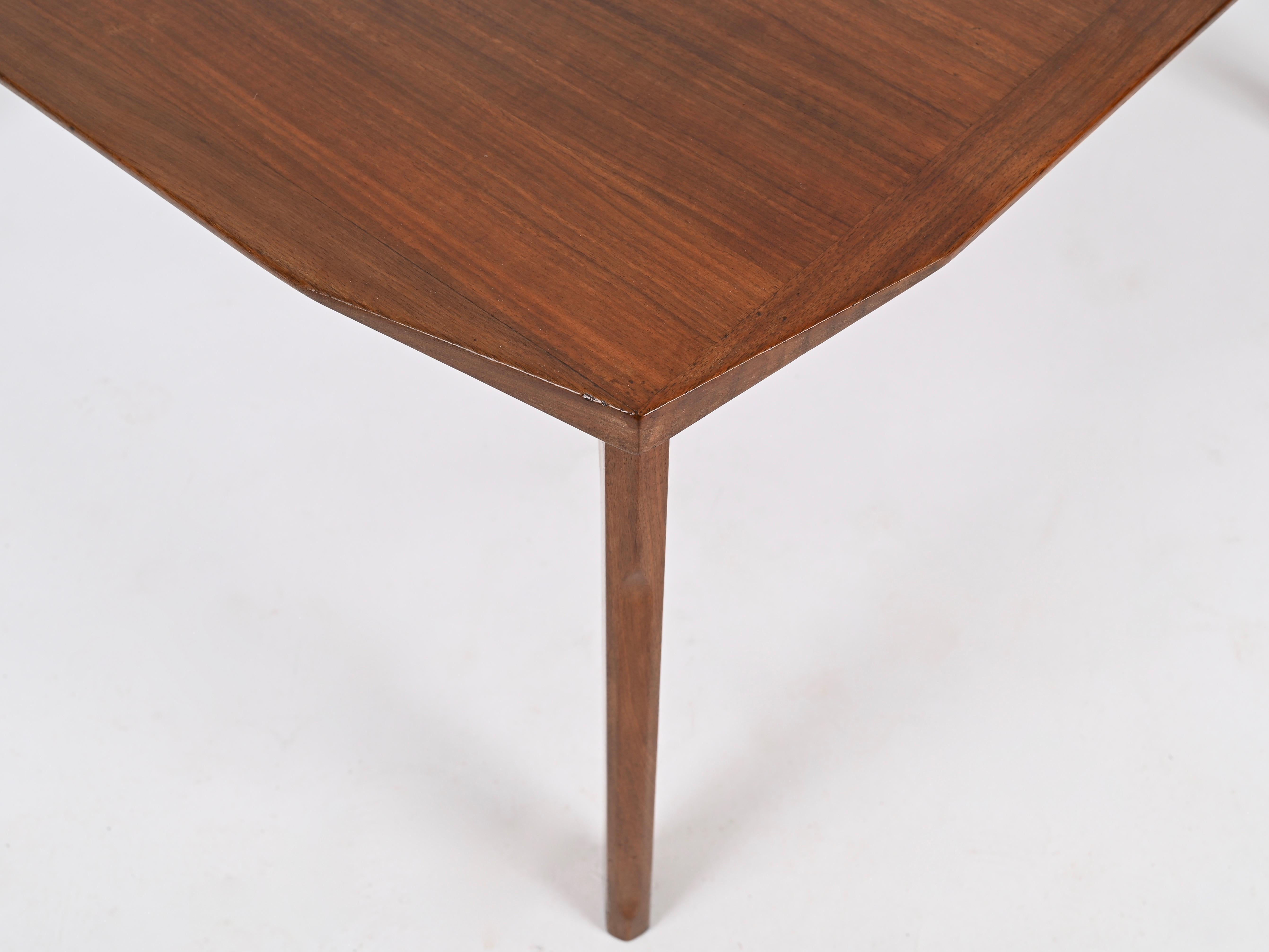 Italienischer quadratischer Couchtisch aus abgeschrägtem Nussbaumholz aus der Jahrhundertmitte, Stildomus, 1960er Jahre im Angebot 9