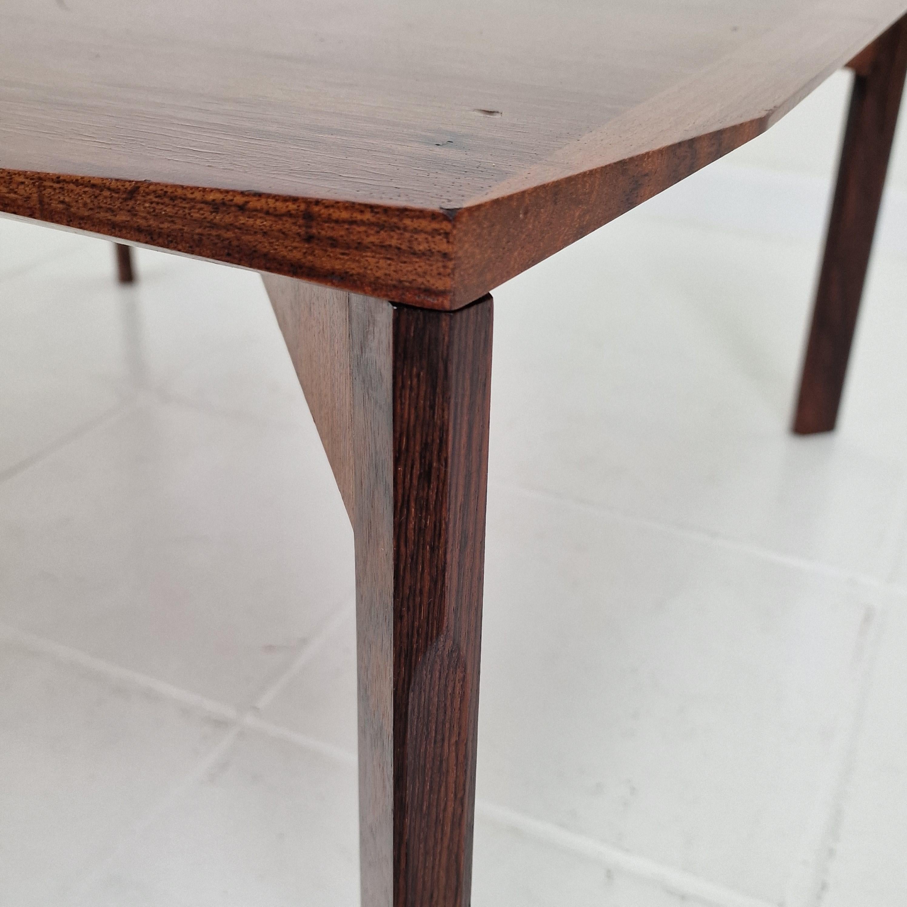 Italienischer quadratischer Couchtisch aus abgeschrägtem Nussbaumholz aus der Jahrhundertmitte, Stildomus, 1960er Jahre im Angebot 10