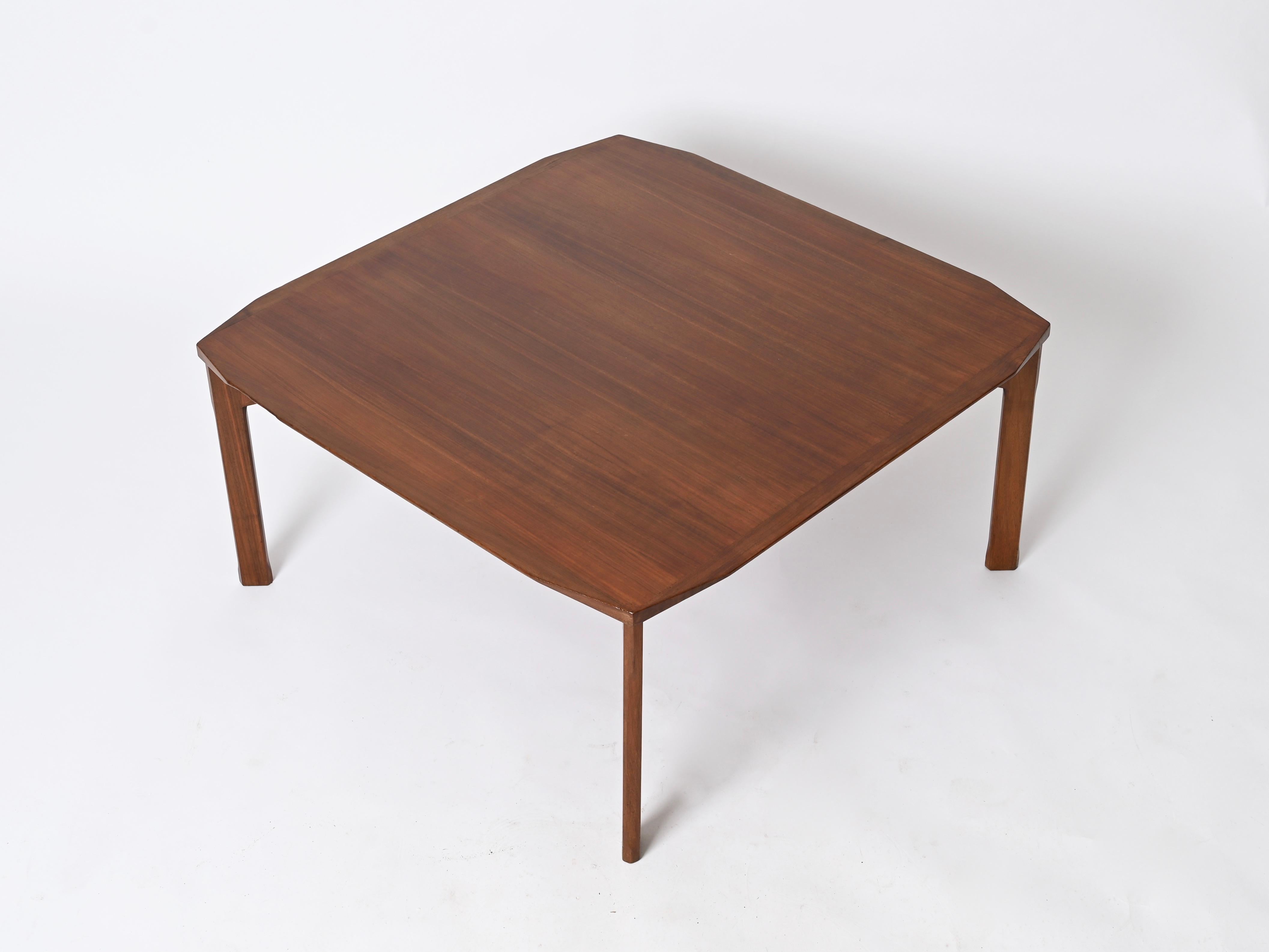 Italienischer quadratischer Couchtisch aus abgeschrägtem Nussbaumholz aus der Jahrhundertmitte, Stildomus, 1960er Jahre im Angebot 10