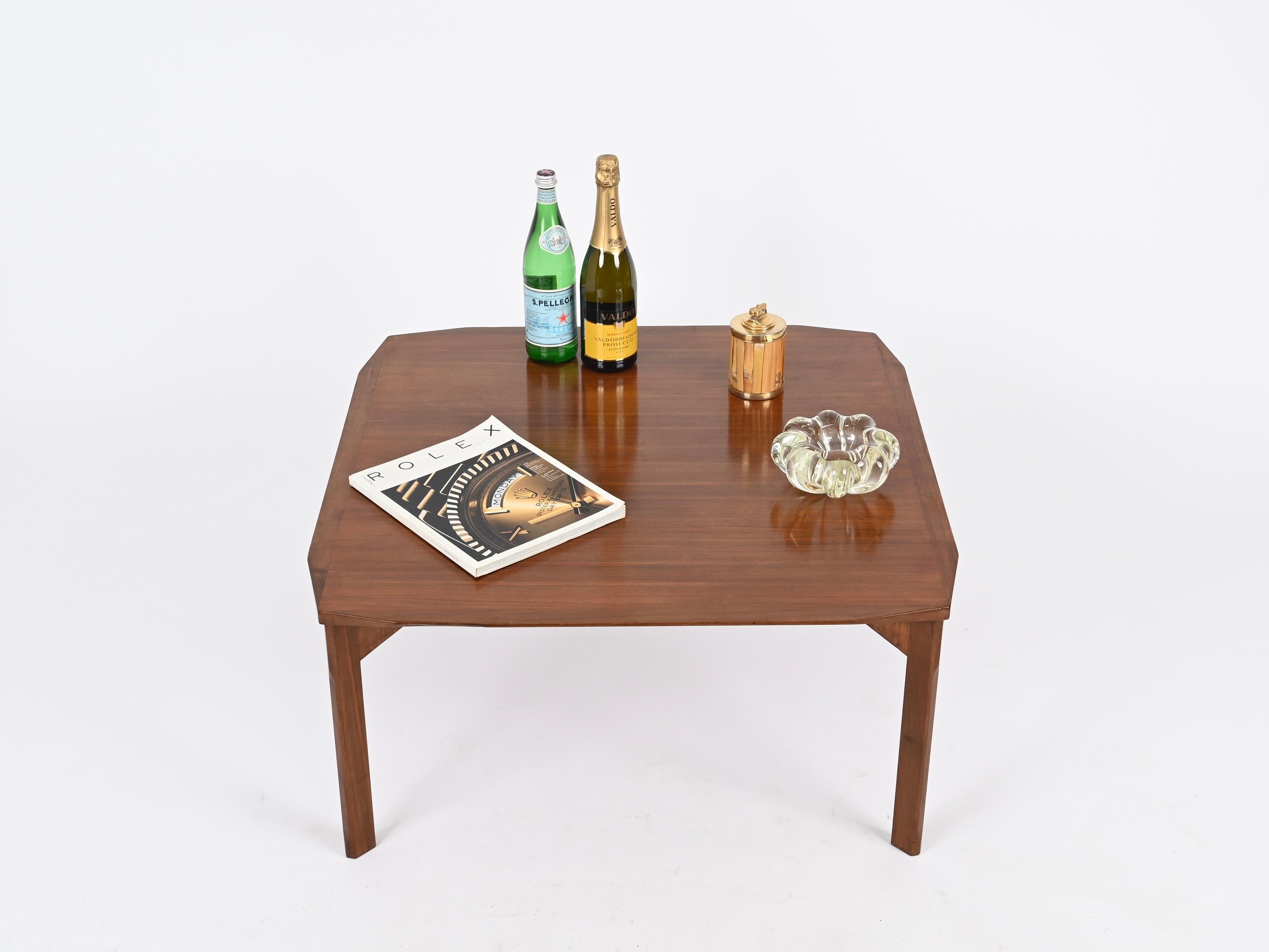 Italienischer quadratischer Couchtisch aus abgeschrägtem Nussbaumholz aus der Jahrhundertmitte, Stildomus, 1960er Jahre im Angebot 11