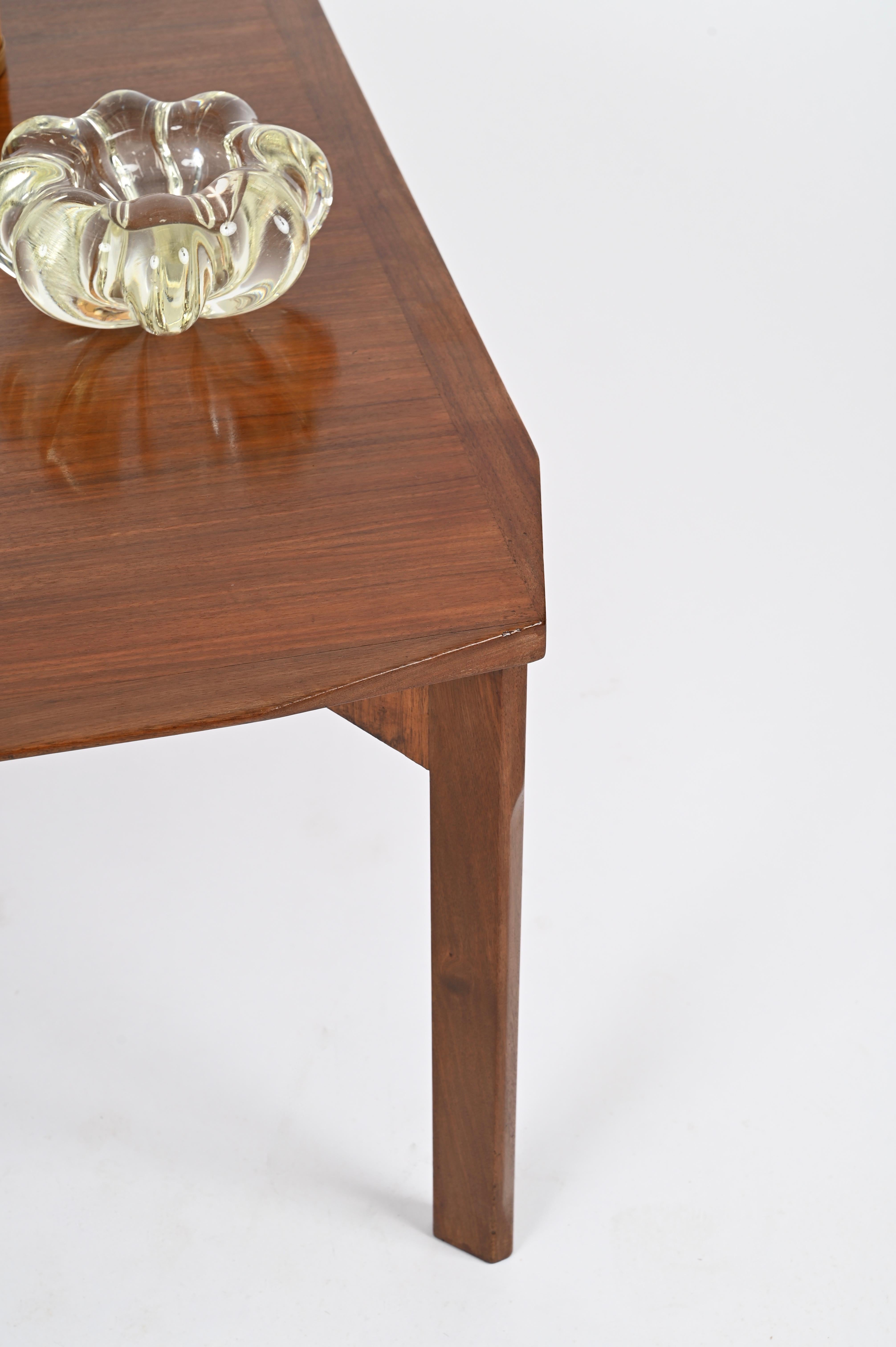 Italienischer quadratischer Couchtisch aus abgeschrägtem Nussbaumholz aus der Jahrhundertmitte, Stildomus, 1960er Jahre im Angebot 12