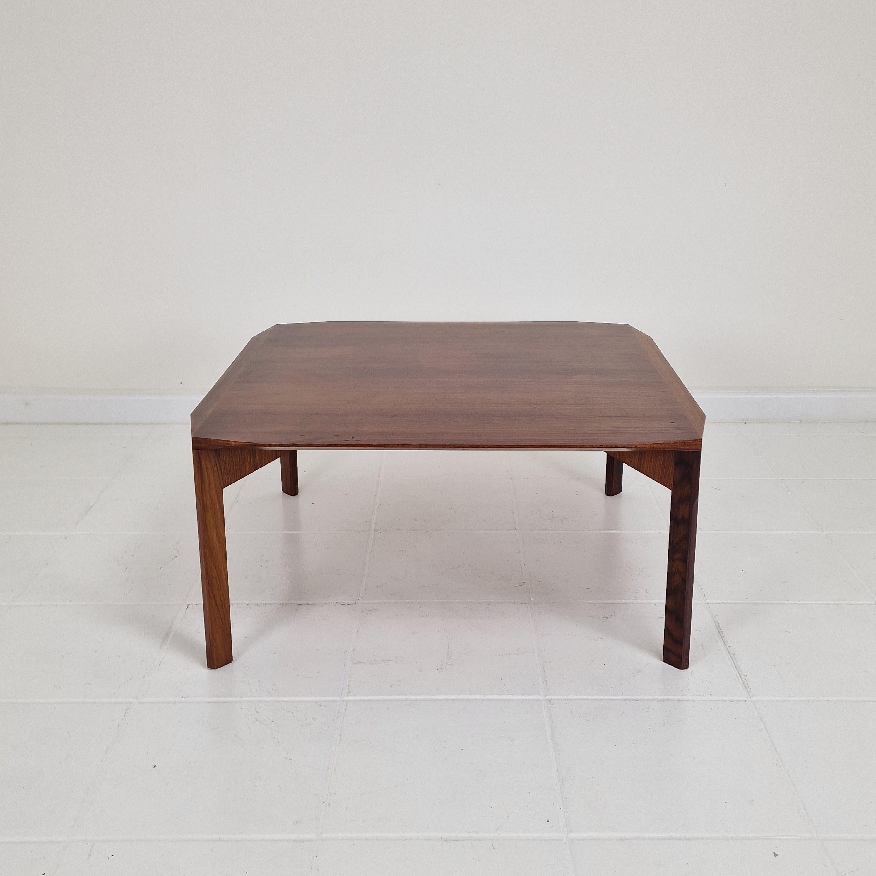 Schöner quadratischer Couchtisch aus Walnussholz. 
Dieser schöne Tisch wurde in den 1960er Jahren von Stildomus in Italien hergestellt.  

Das Holz ist von hervorragender Qualität, die Maserung ist wunderschön und das Design ist unglaublich