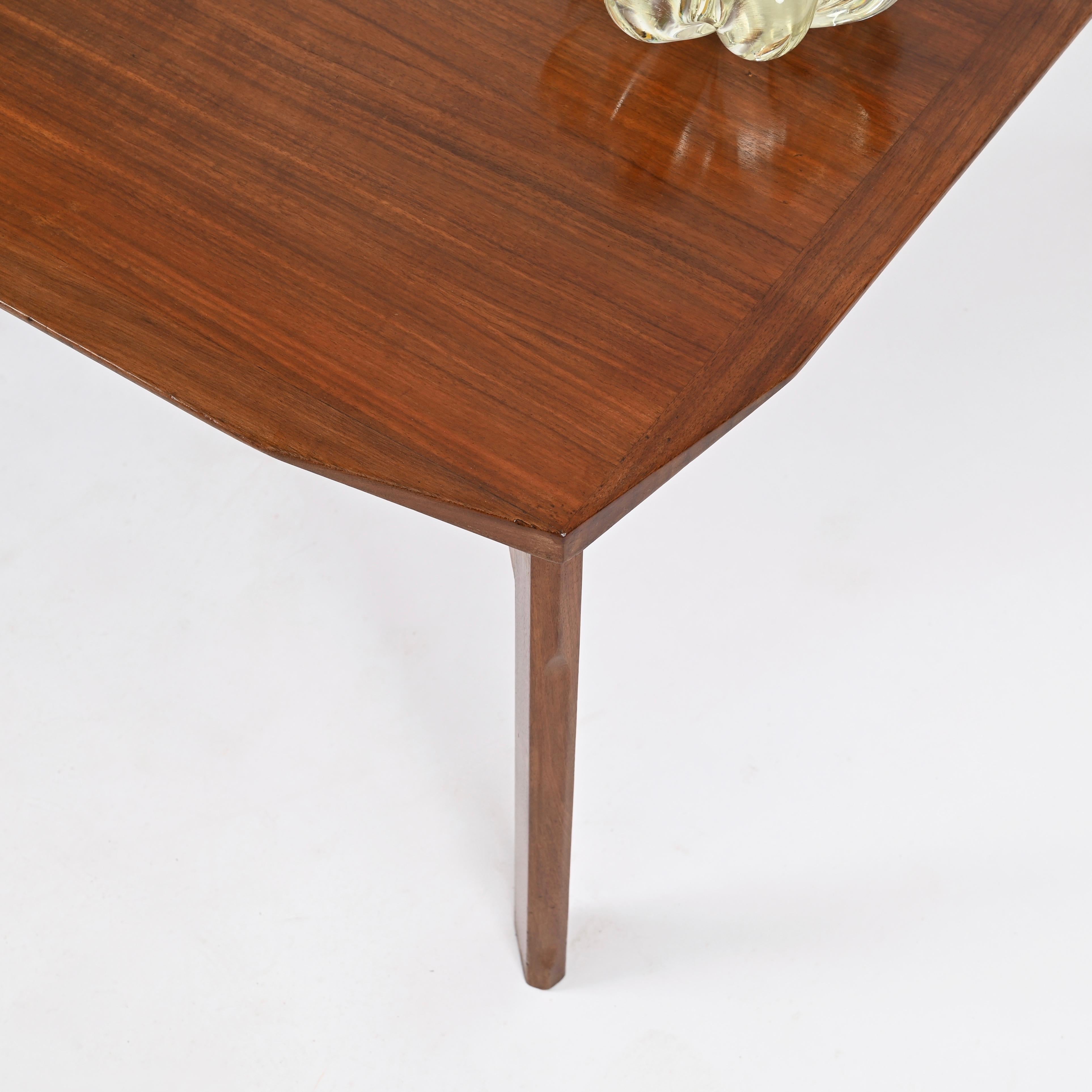 Italienischer quadratischer Couchtisch aus abgeschrägtem Nussbaumholz aus der Jahrhundertmitte, Stildomus, 1960er Jahre (Moderne der Mitte des Jahrhunderts) im Angebot