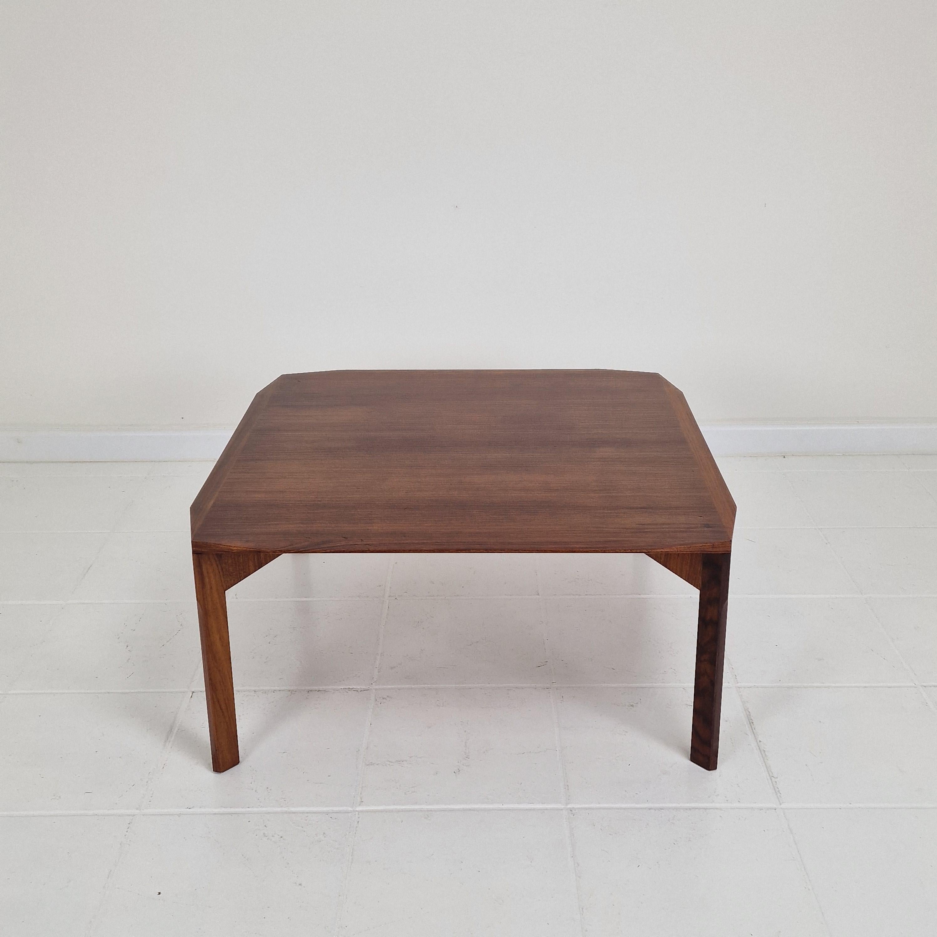 Italienischer quadratischer Couchtisch aus abgeschrägtem Nussbaumholz aus der Jahrhundertmitte, Stildomus, 1960er Jahre (Moderne der Mitte des Jahrhunderts) im Angebot
