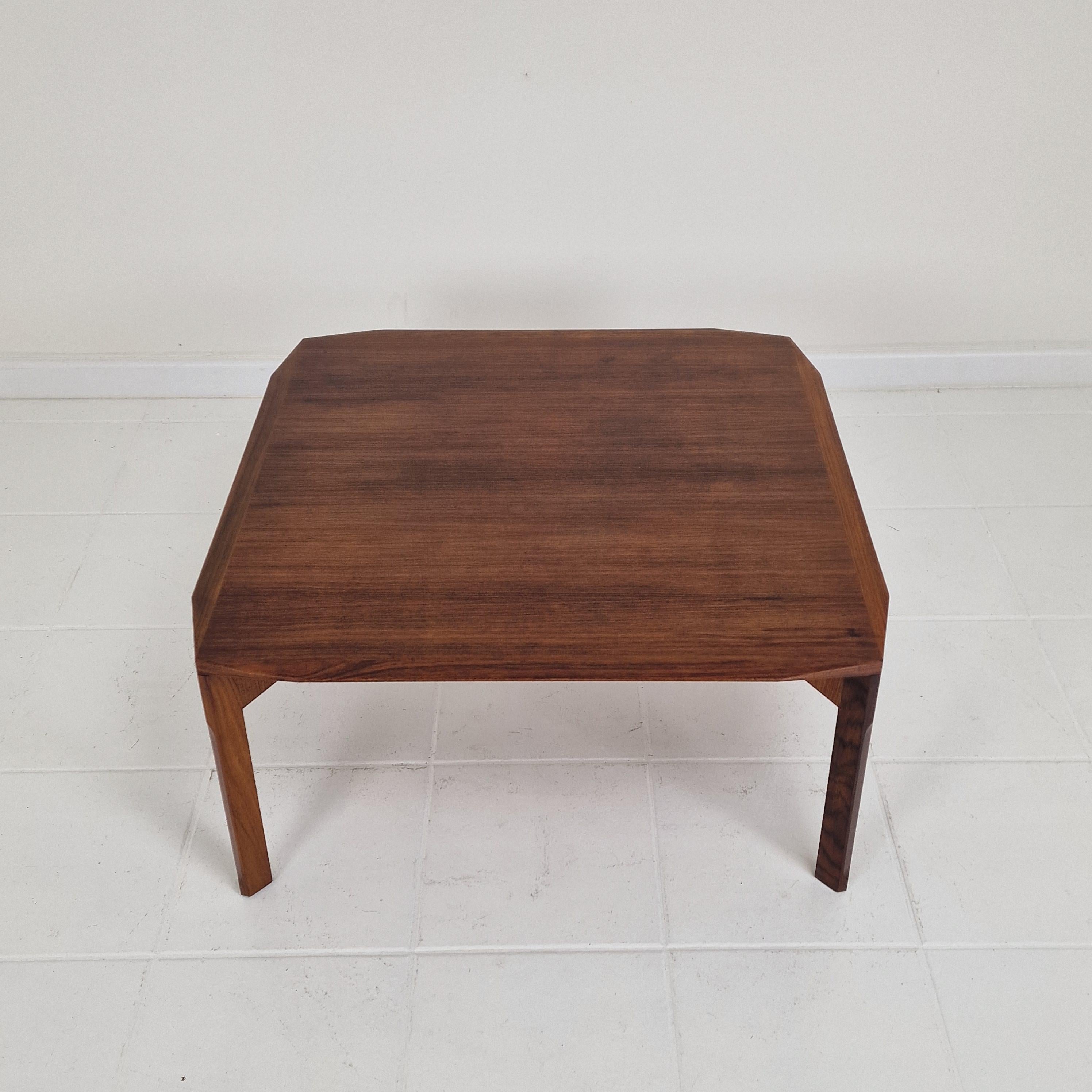 Italienischer quadratischer Couchtisch aus abgeschrägtem Nussbaumholz aus der Jahrhundertmitte, Stildomus, 1960er Jahre im Zustand „Gut“ im Angebot in Oud Beijerland, NL