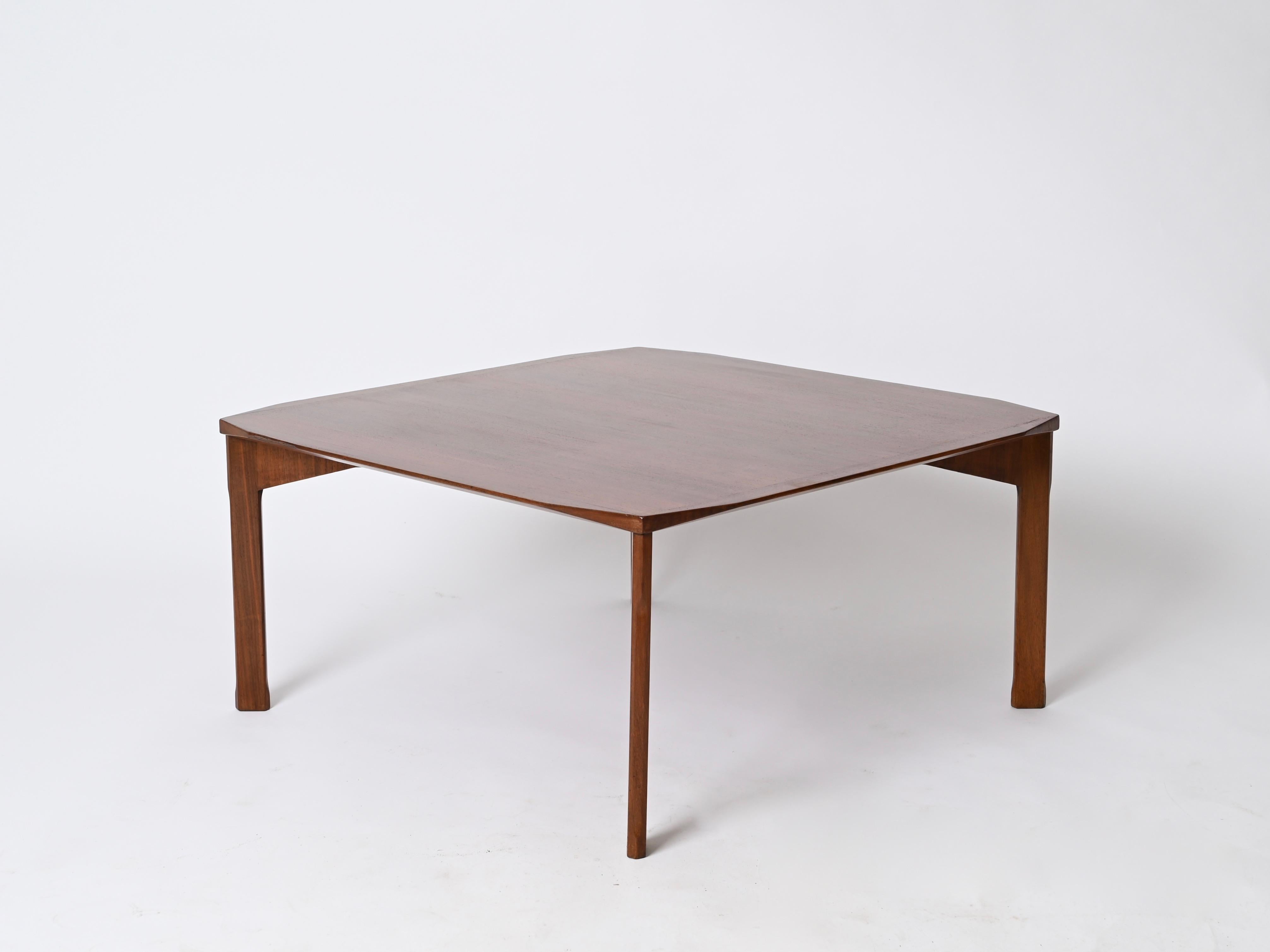 Italienischer quadratischer Couchtisch aus abgeschrägtem Nussbaumholz aus der Jahrhundertmitte, Stildomus, 1960er Jahre im Zustand „Gut“ im Angebot in Roma, IT