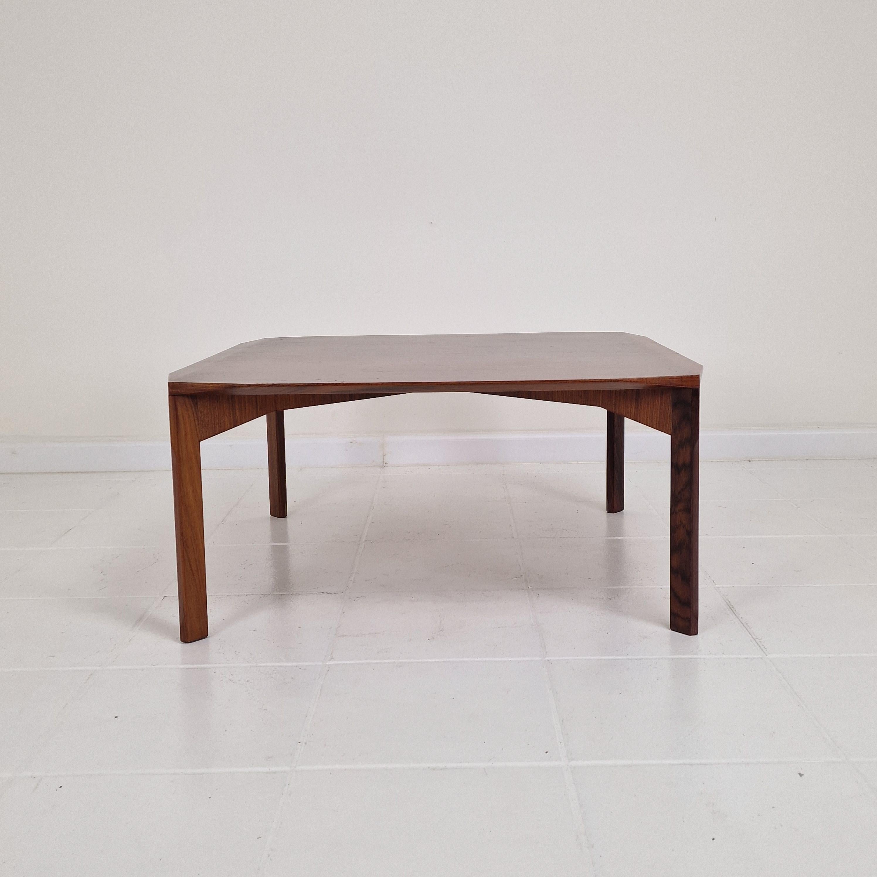 Italienischer quadratischer Couchtisch aus abgeschrägtem Nussbaumholz aus der Jahrhundertmitte, Stildomus, 1960er Jahre (Mitte des 20. Jahrhunderts) im Angebot