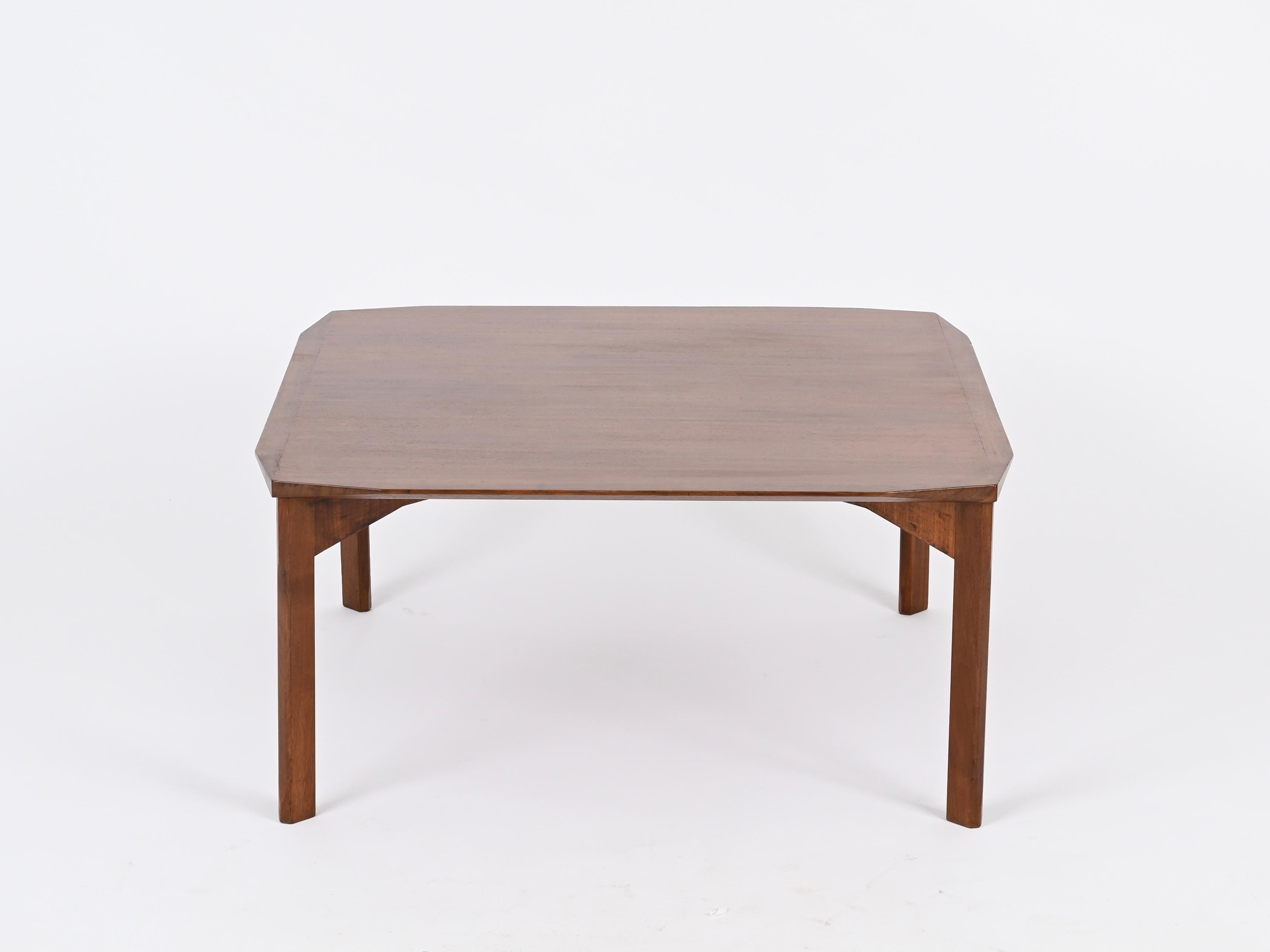 Italienischer quadratischer Couchtisch aus abgeschrägtem Nussbaumholz aus der Jahrhundertmitte, Stildomus, 1960er Jahre (20. Jahrhundert) im Angebot
