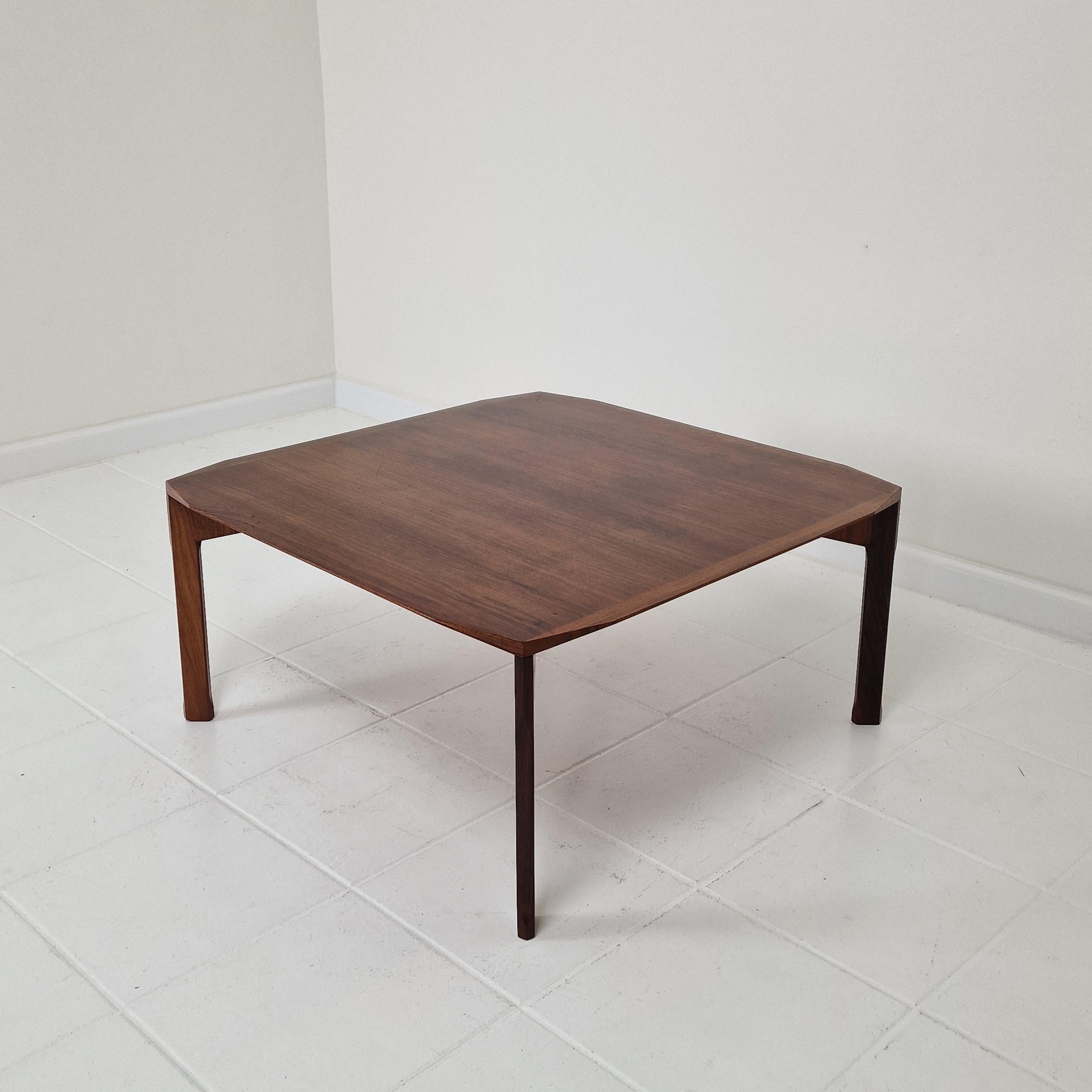 Italienischer quadratischer Couchtisch aus abgeschrägtem Nussbaumholz aus der Jahrhundertmitte, Stildomus, 1960er Jahre (Holz) im Angebot