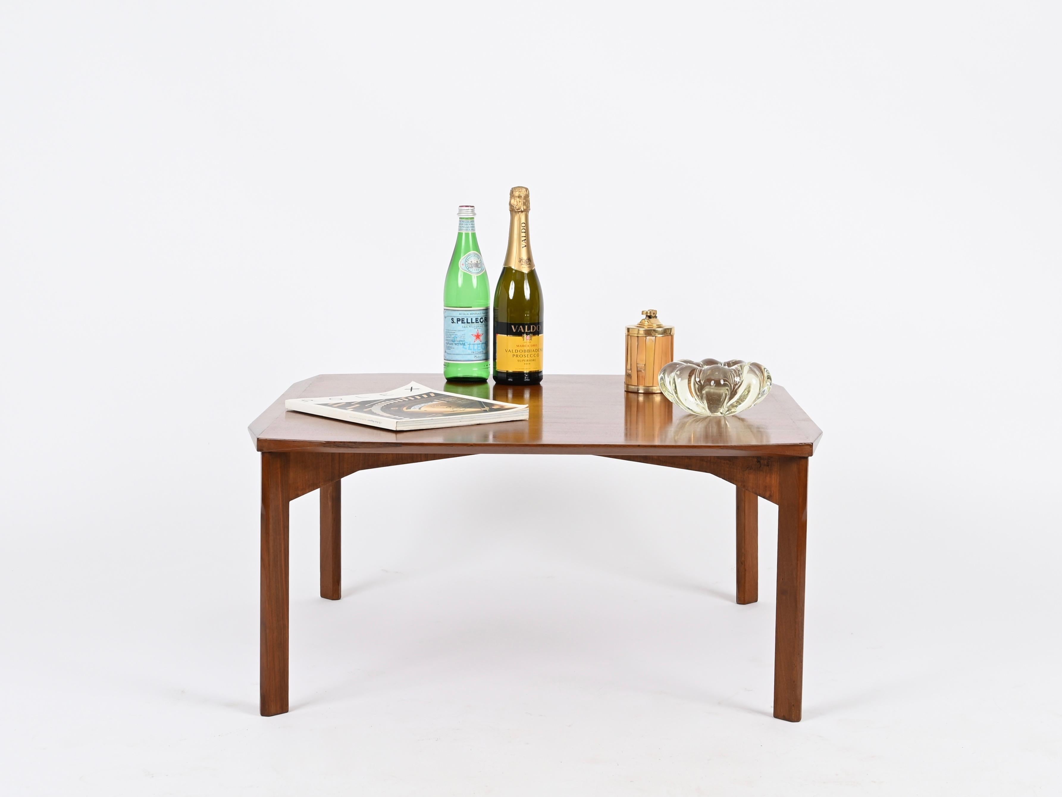 Italienischer quadratischer Couchtisch aus abgeschrägtem Nussbaumholz aus der Jahrhundertmitte, Stildomus, 1960er Jahre (Holz) im Angebot