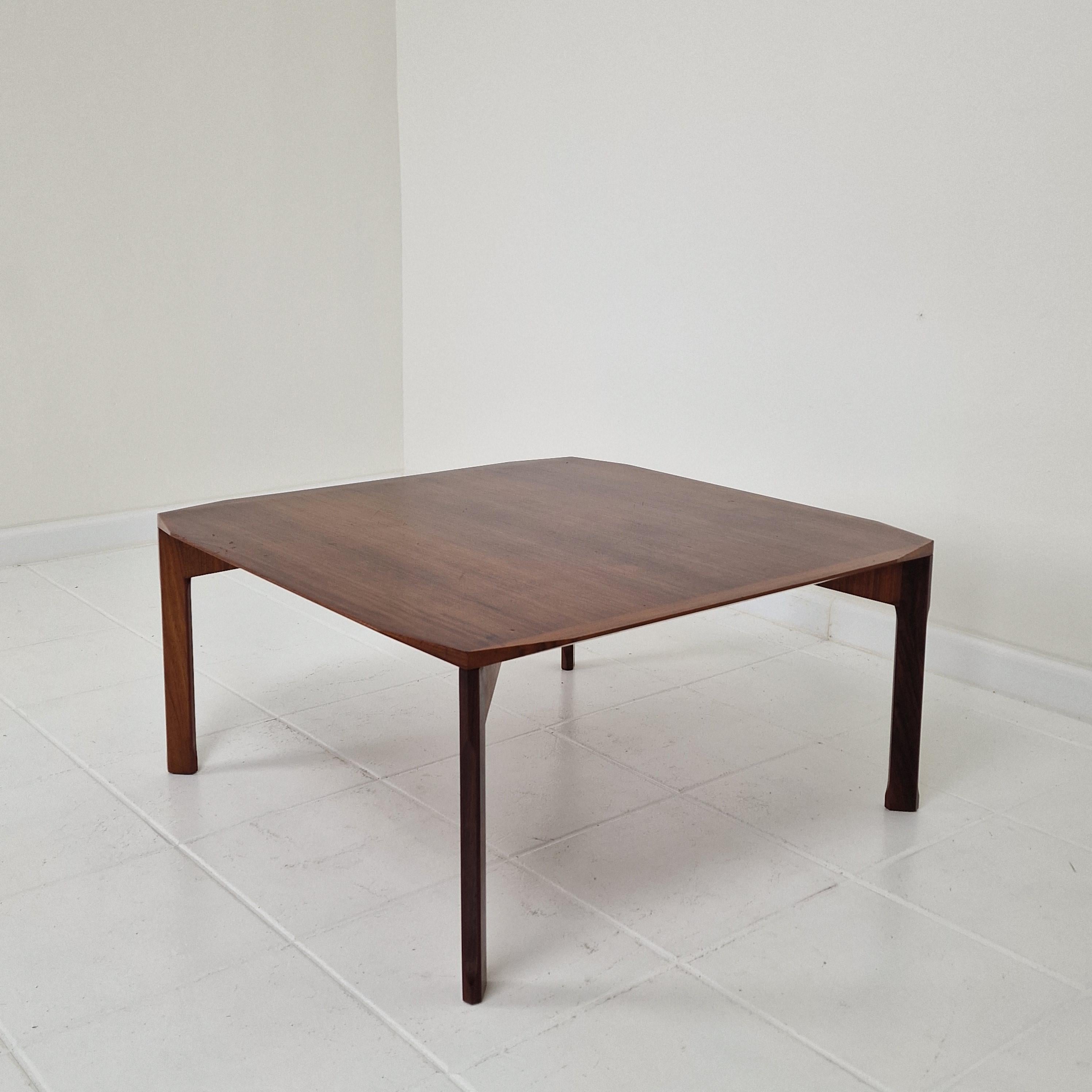 Italienischer quadratischer Couchtisch aus abgeschrägtem Nussbaumholz aus der Jahrhundertmitte, Stildomus, 1960er Jahre im Angebot 1