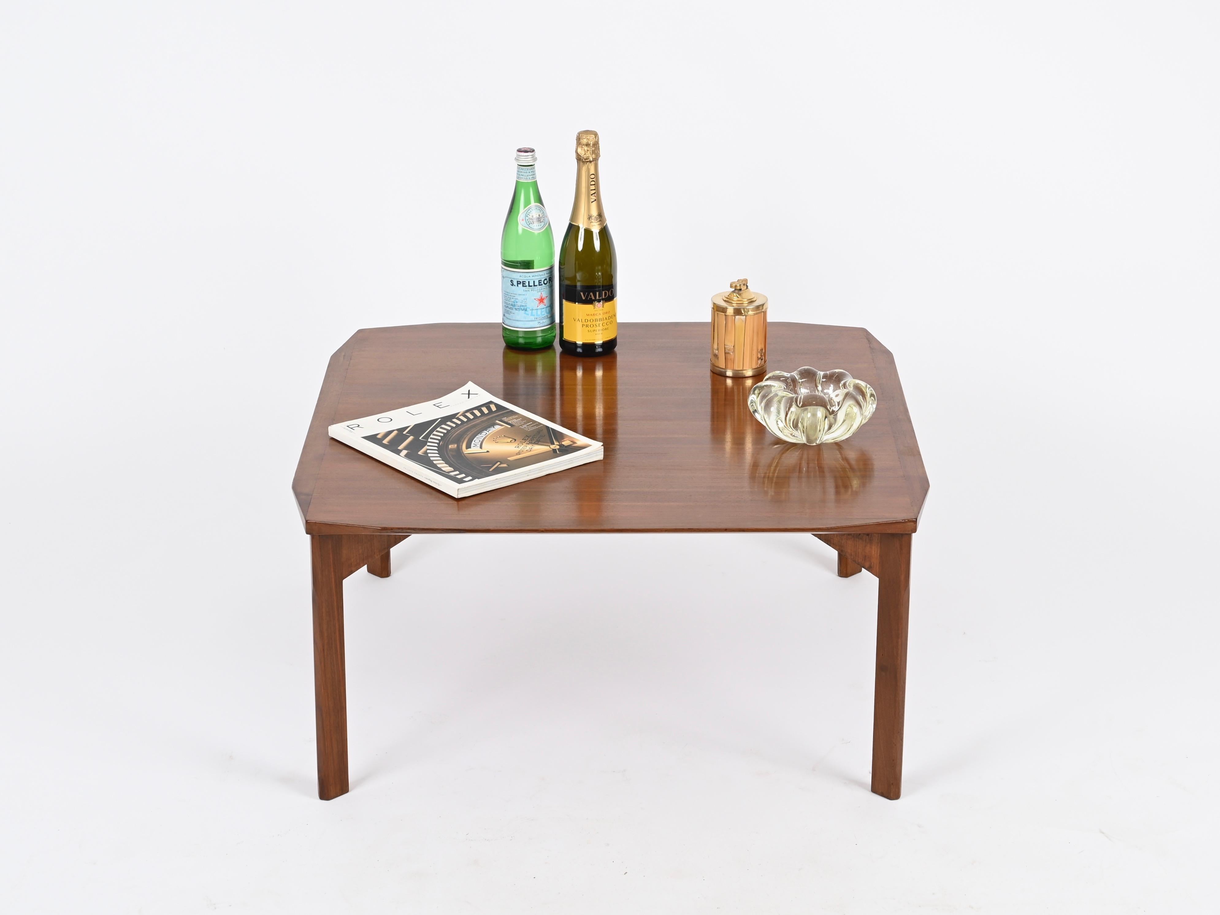Italienischer quadratischer Couchtisch aus abgeschrägtem Nussbaumholz aus der Jahrhundertmitte, Stildomus, 1960er Jahre im Angebot 1