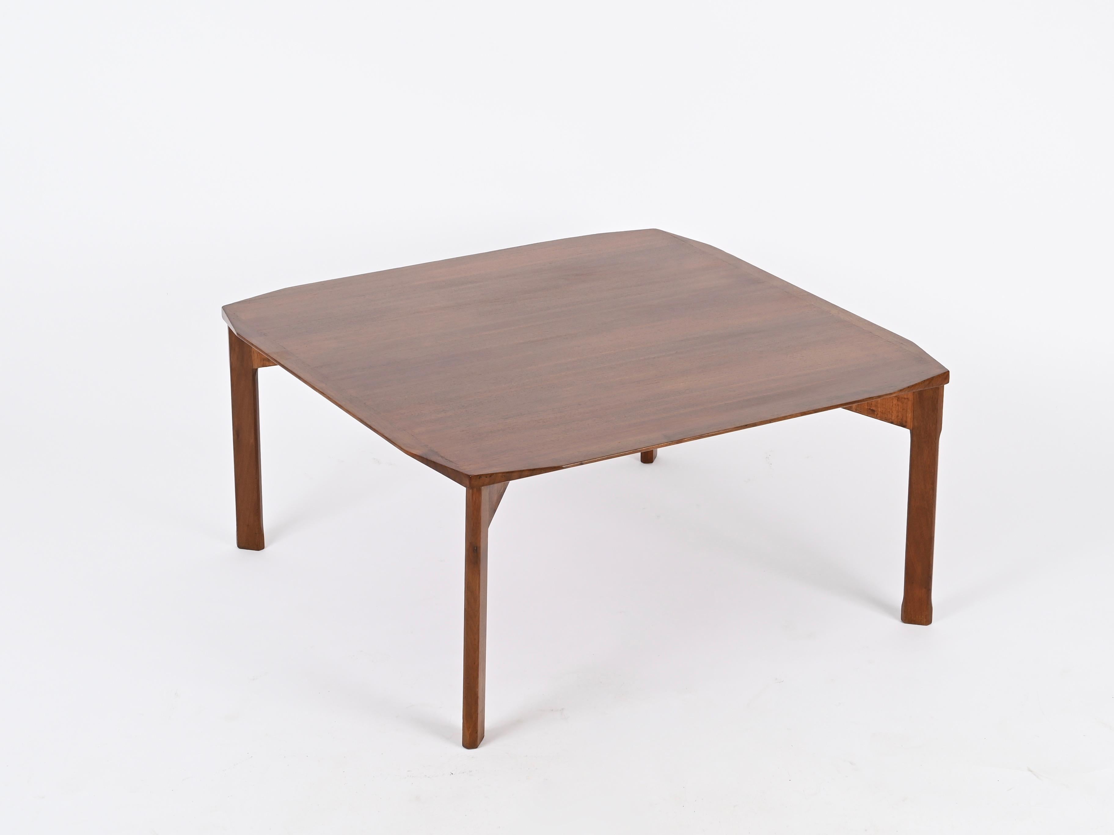 Italienischer quadratischer Couchtisch aus abgeschrägtem Nussbaumholz aus der Jahrhundertmitte, Stildomus, 1960er Jahre im Angebot 2