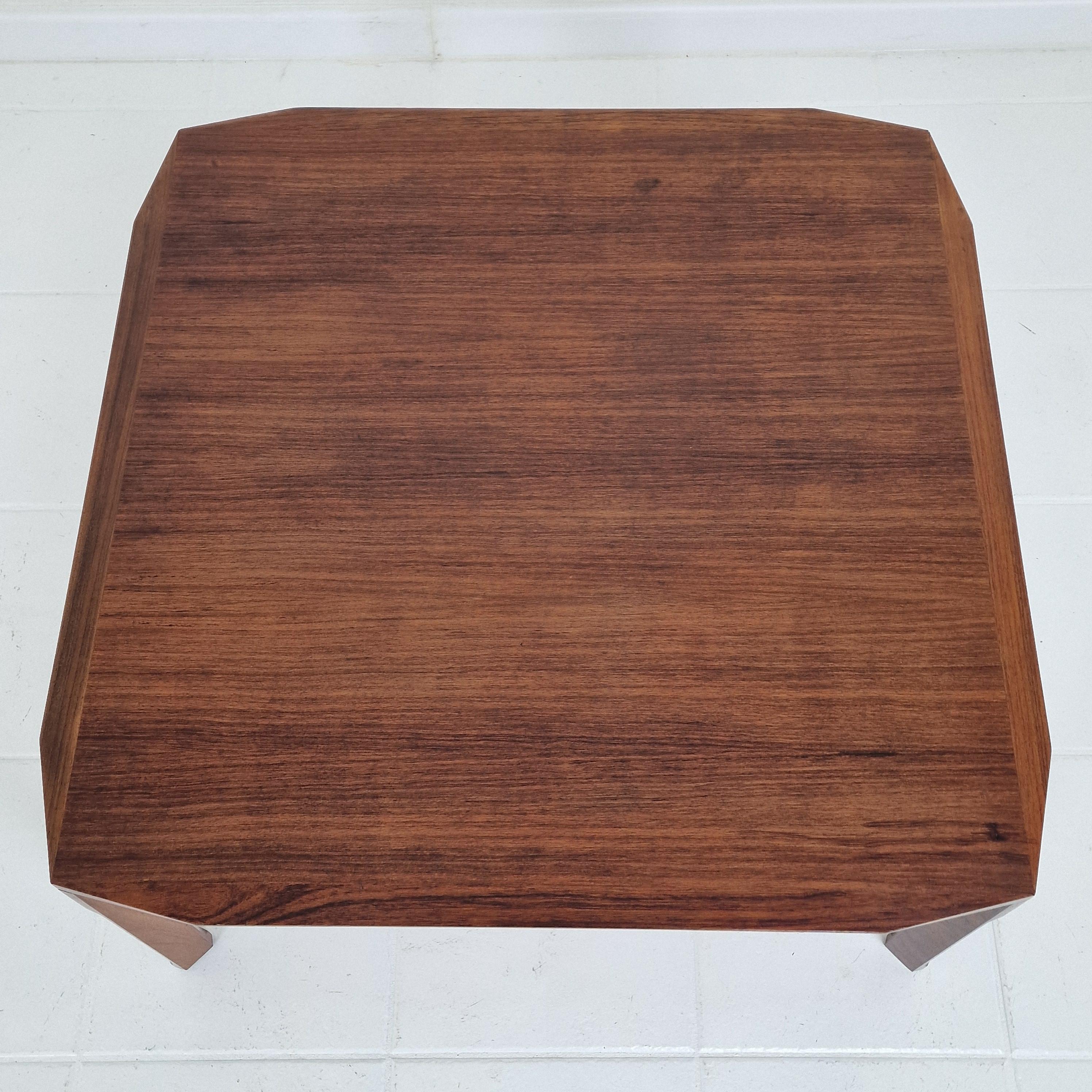 Italienischer quadratischer Couchtisch aus abgeschrägtem Nussbaumholz aus der Jahrhundertmitte, Stildomus, 1960er Jahre im Angebot 3