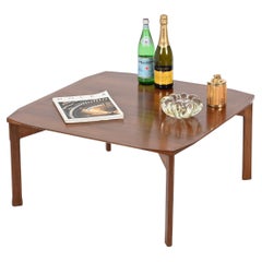 Italienischer quadratischer Couchtisch aus abgeschrägtem Nussbaumholz aus der Jahrhundertmitte, Stildomus, 1960er Jahre