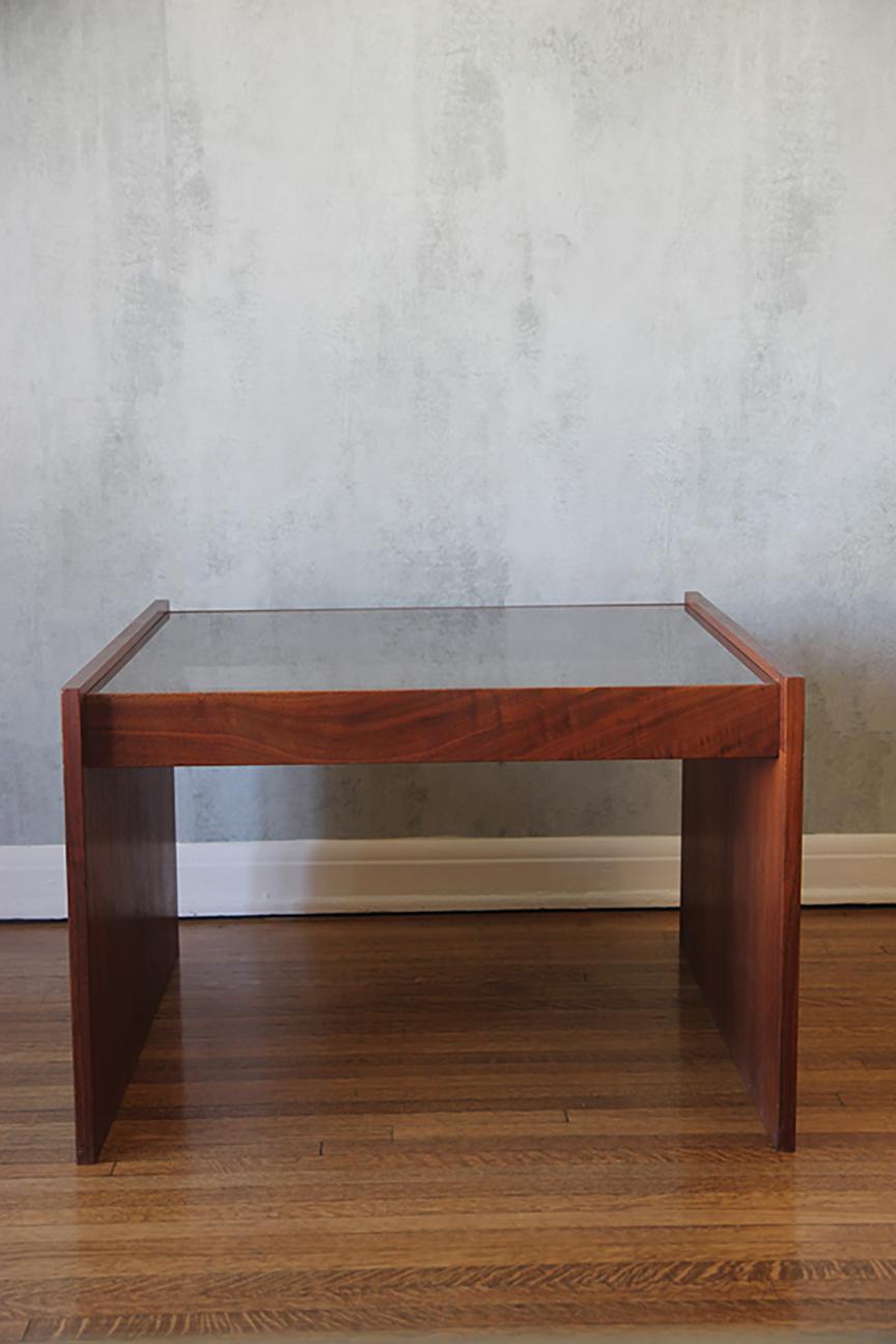 Mid-Century Modern Table basse carrée italienne du milieu du siècle dernier en acajou et verre fumé en vente
