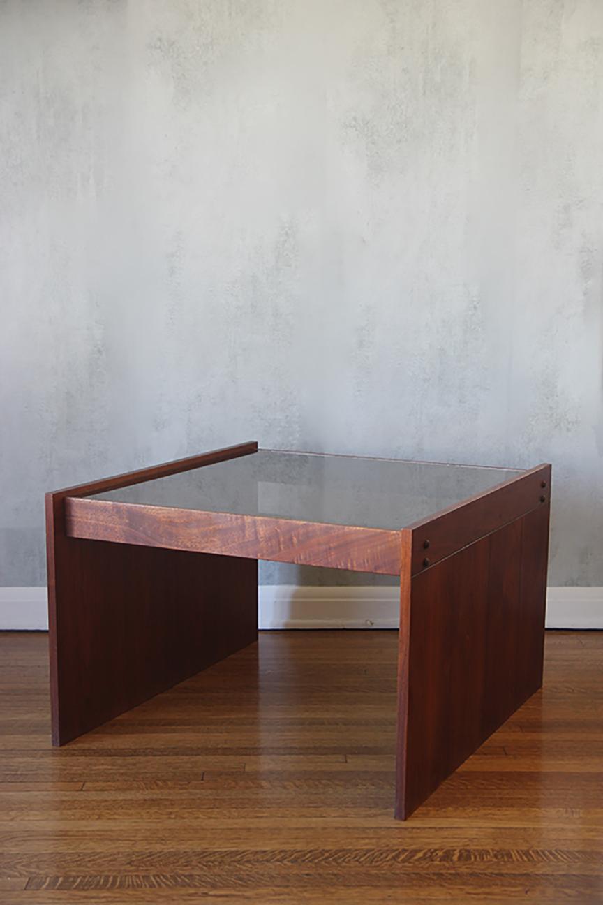 20ième siècle Table basse carrée italienne du milieu du siècle dernier en acajou et verre fumé en vente