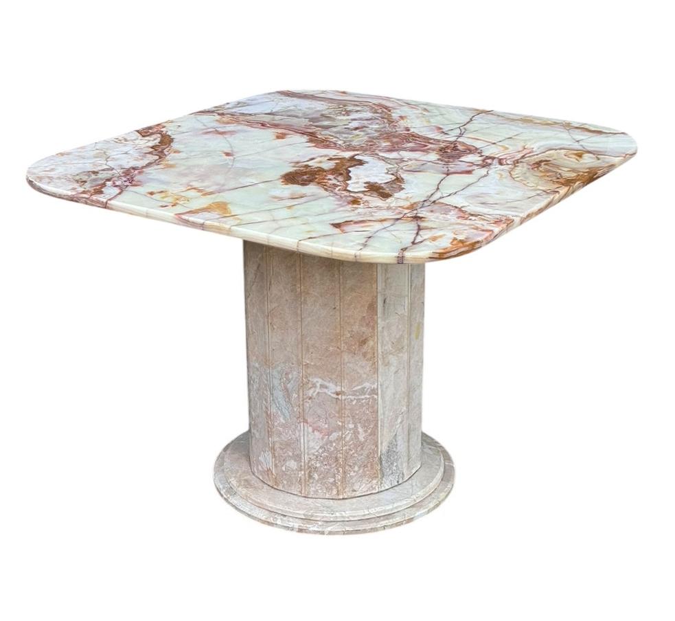 Postmoderne Table de salle à manger italienne du milieu du siècle en onyx et marbre blush en vente
