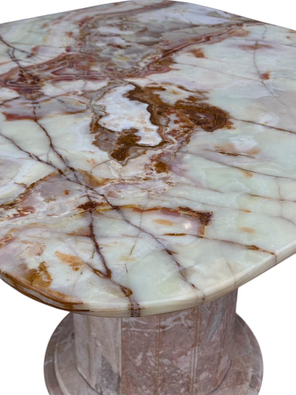 Table de salle à manger italienne du milieu du siècle en onyx et marbre blush en vente 1