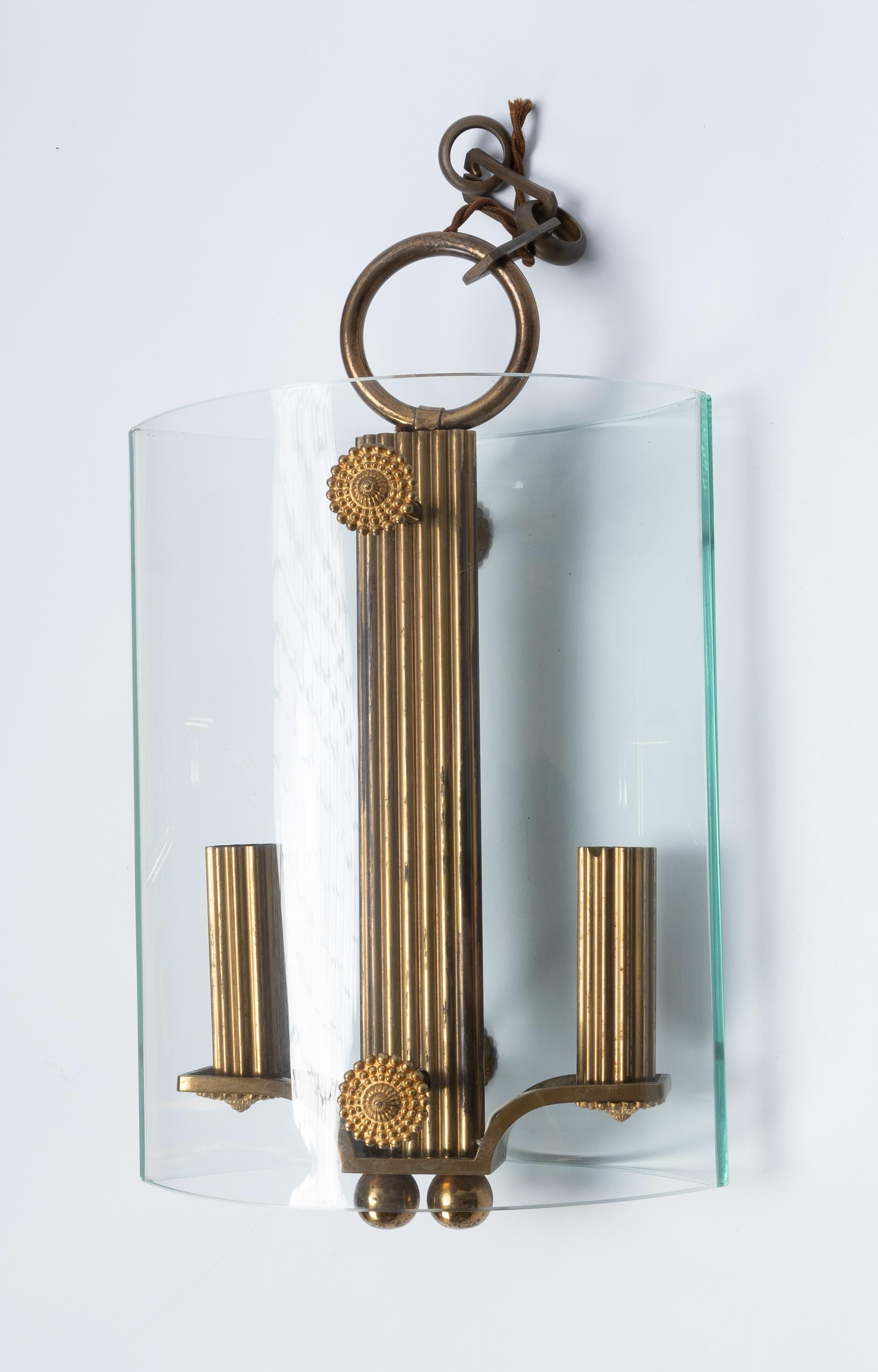 Italienischer Stilnovo Neoklassische Pendelleuchte aus der Mitte des Jahrhunderts C.1950
 
Italienische Stilnovo-Hängelampe, 1950er Jahre, mit zwei gewölbten Glasscheiben, die eine vergoldete, geriffelte Säule mit zwei Lichtern umschließen, montiert