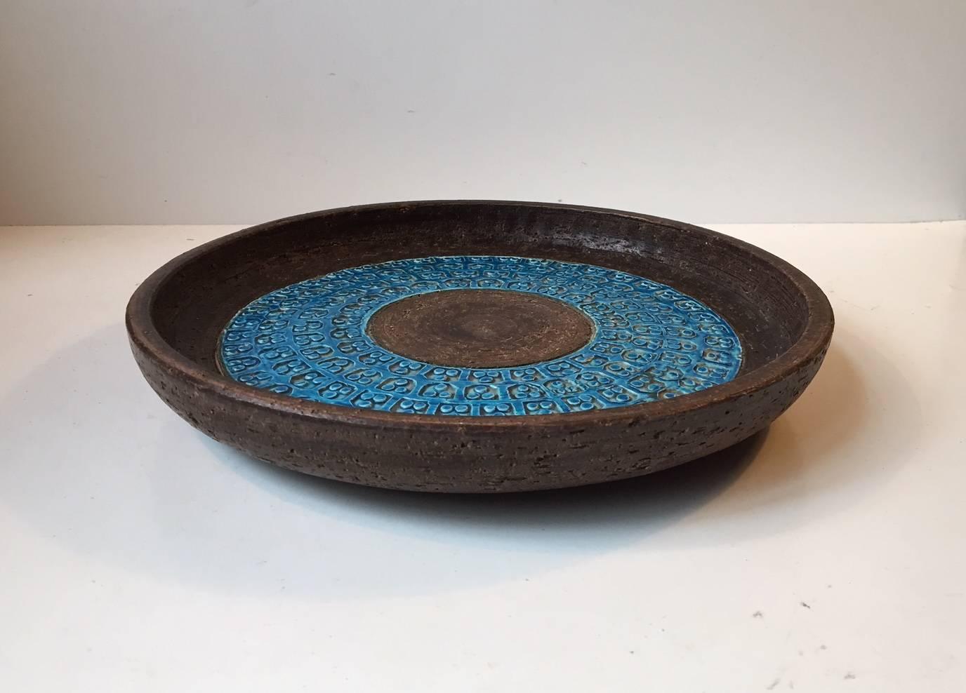 Aldo Londi designed this lacquered large stoneware bowl with Rimini Blue Trifoglio patterns. It was manufactured in Italy by Bitossi during the 1960s.