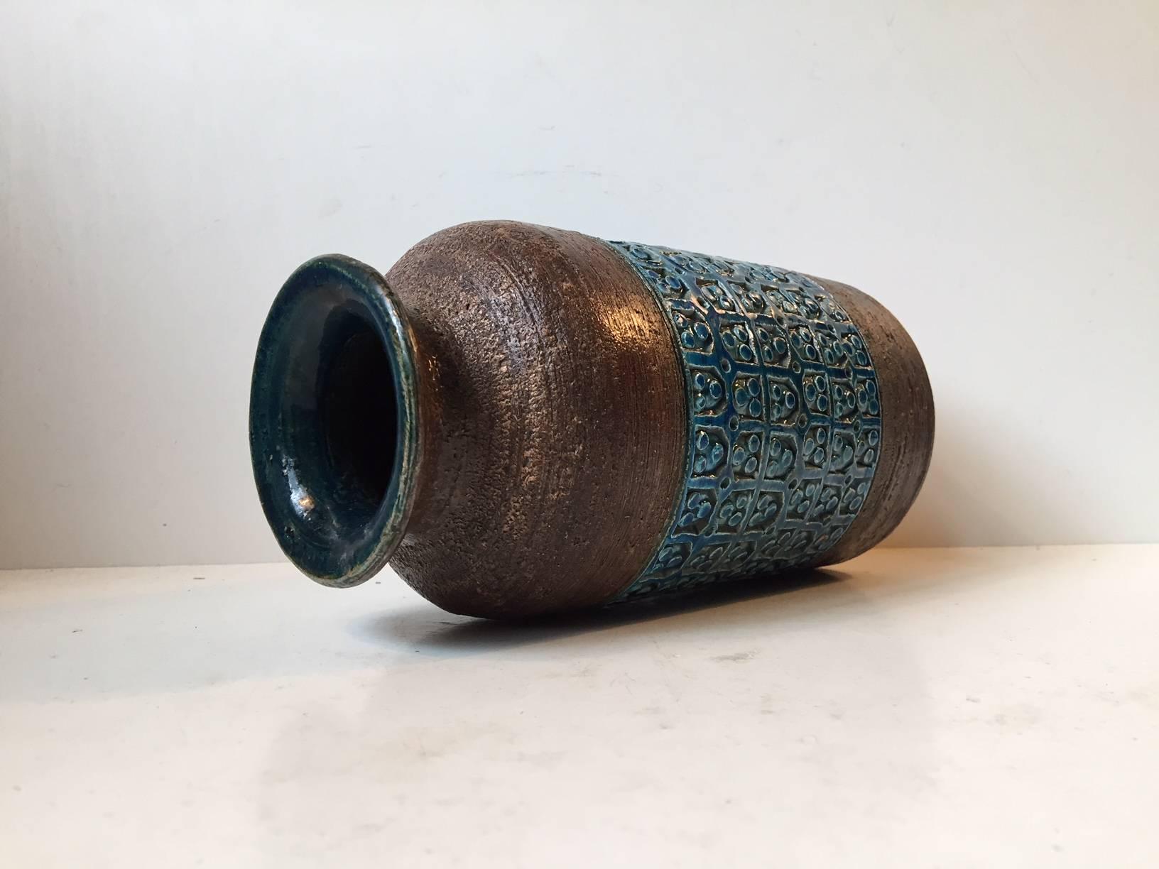 Aldo Londi designed this lacquered stoneware vase with Rimini Blue Trifoglio patterns. It was manufactured in Italy by Bitossi during the 1960s.
