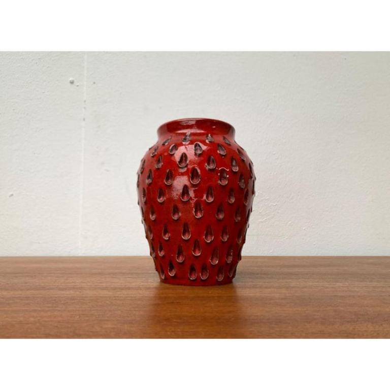 Vaso in ceramica Fragola di metà secolo dei Fratelli Fanciullacci per Bitossi, anni '60, in ottime condizioni. Disegnato dal 1960 al 1969 Questo pezzo ha un marchio di attribuzione, è completamente autentico per qualsiasi problema di autenticità