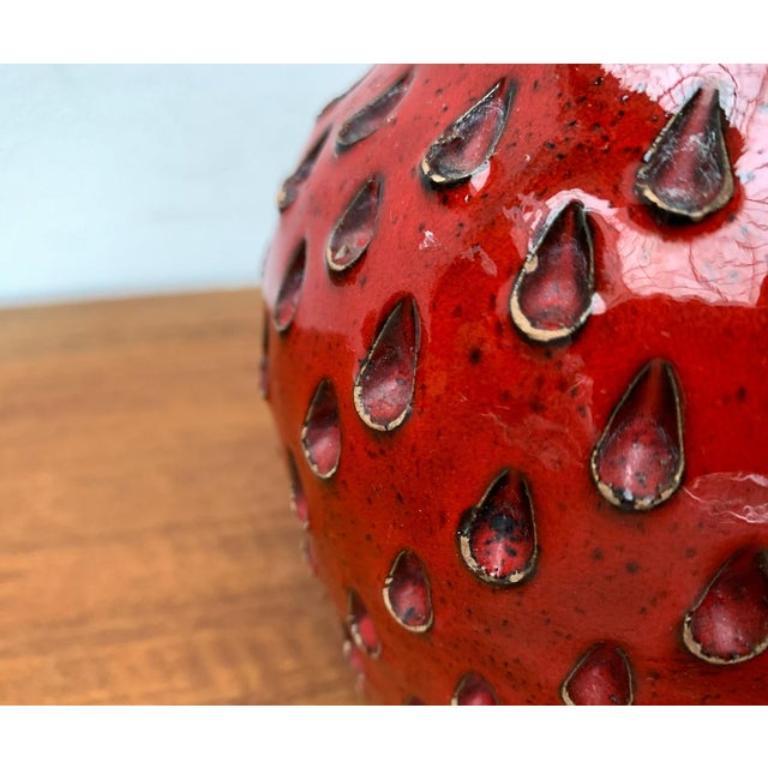 Italiano Vaso in ceramica fragola italiana di metà secolo di Fratelli Fanciullacci, anni '60 in vendita