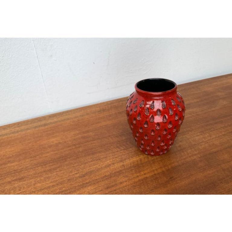 Vaso in ceramica fragola italiana di metà secolo di Fratelli Fanciullacci, anni '60 in vendita 1